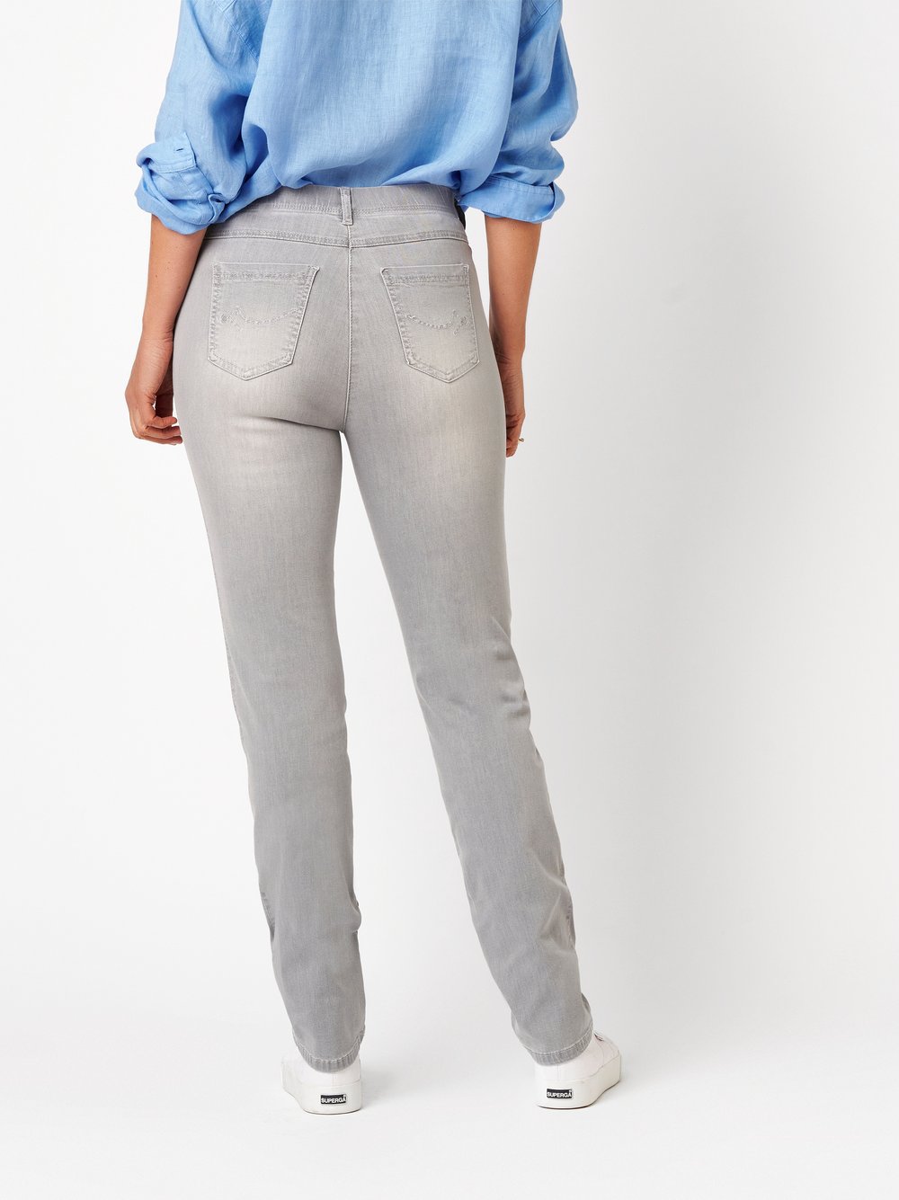 Damenjeans Meine beste Freundin Slim in grey, Leichte Slim-Fit Jeans, Rueckansicht am Model getragen