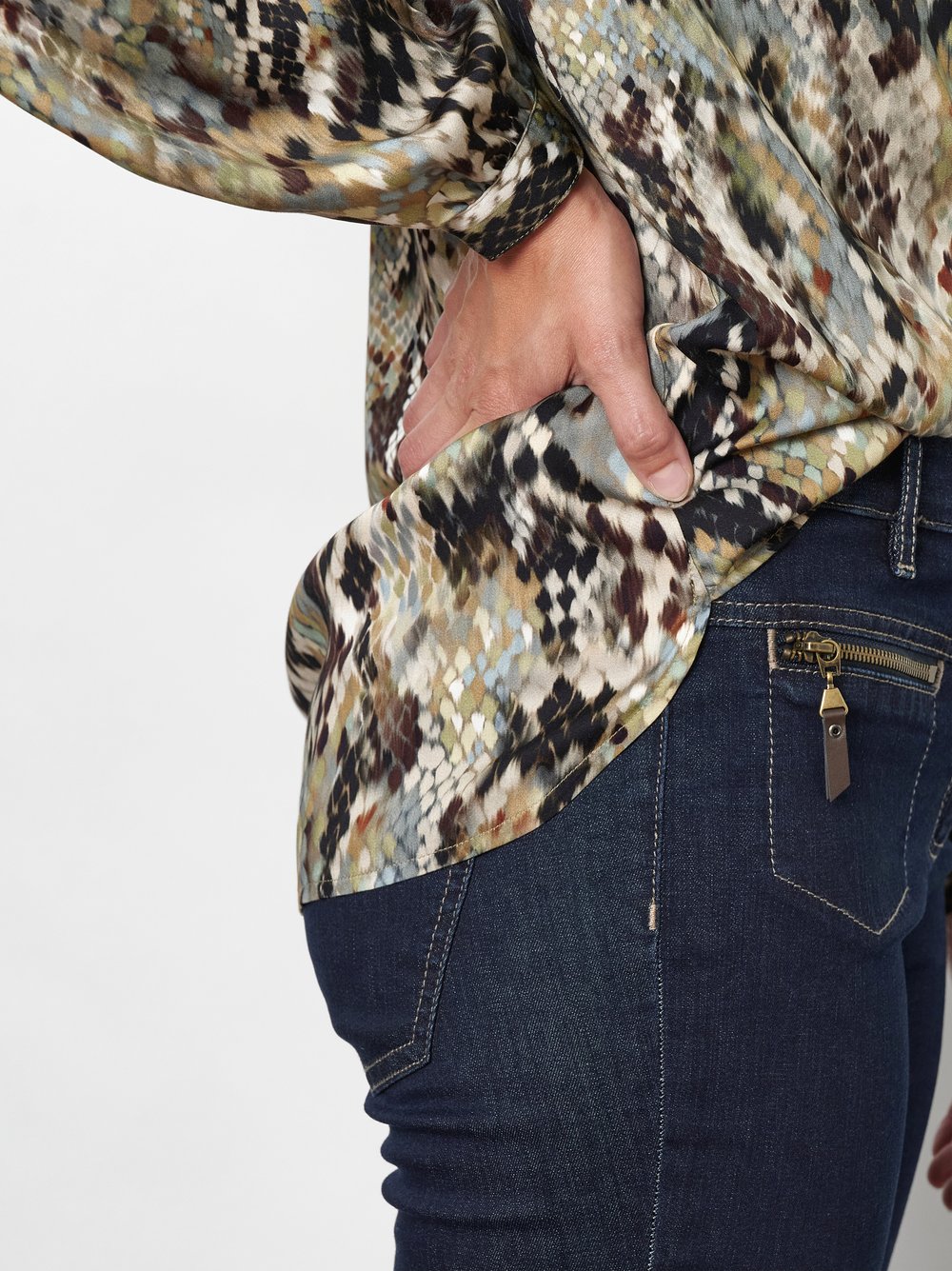 Damenhose Bella in Salbei, Bluse im Snake-Print, Detailansicht