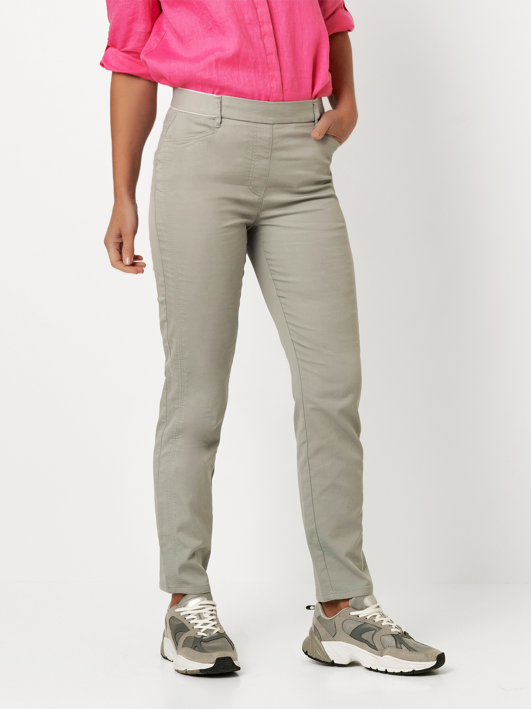 Damenhose Alice Slim 7/8 in light khaki, 7/8-Hose mit sportivem Gummibund, Outfitansicht am Model