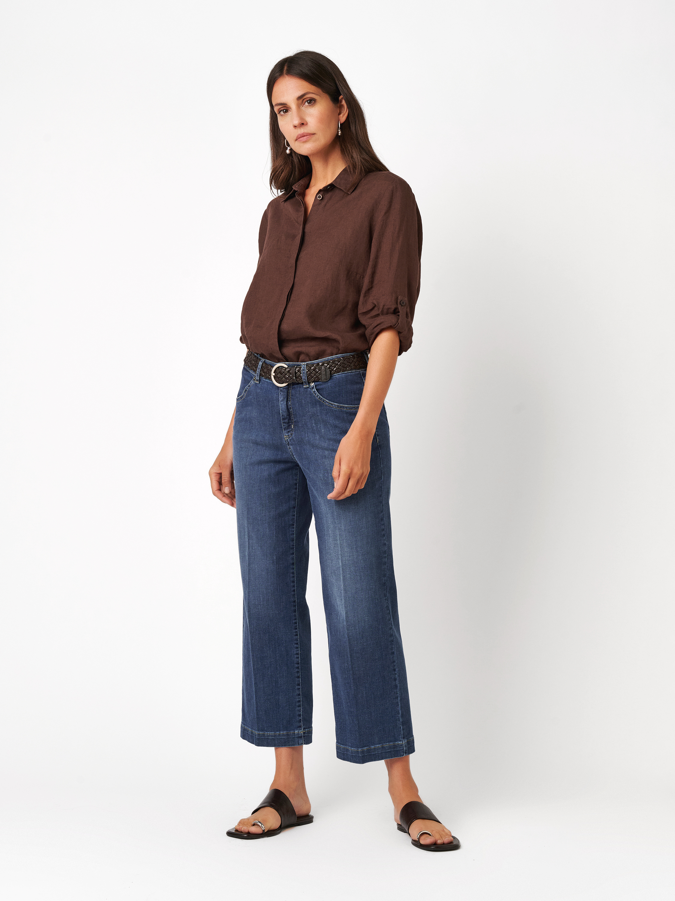 Damenjeans Liv Wide 7/8 in mid blue, Weite 7/8-Jeans mit Buegelfalten, Frontansicht am Model getragen