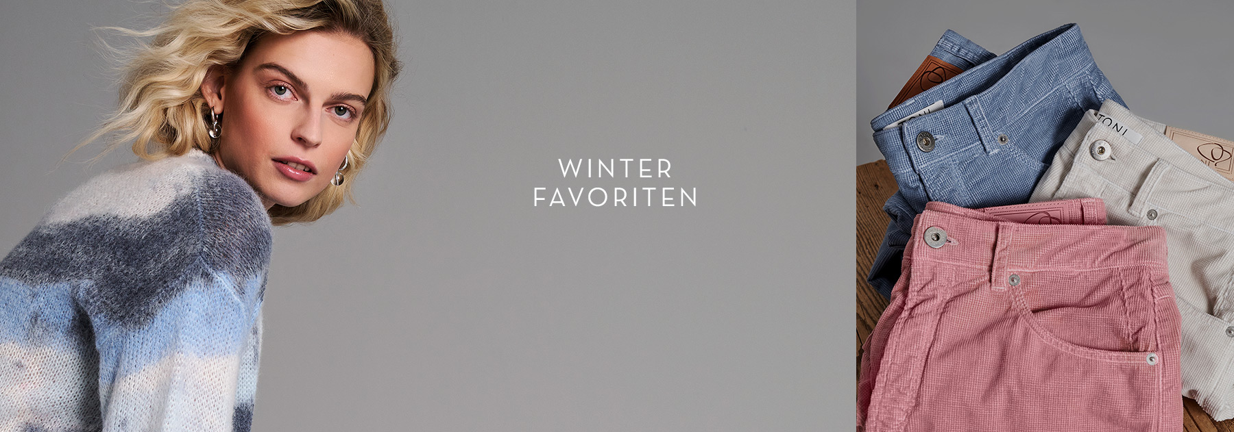 Strickpullover in sanften Blautönen, daneben gefaltete Hosen in Cord und Jersey – Teaser zur „Alles zeigen“-Seite von TONI