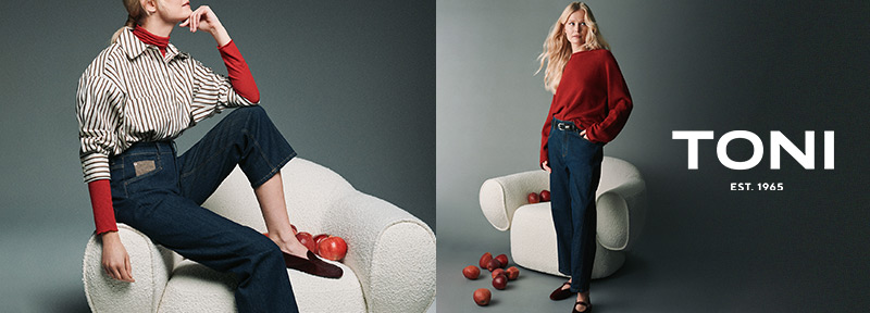 Frauen in herbstlichen Looks mit dunklen Jeans, Streifenbluse und rotem Pullover – Teaser zur Kategorie Denim Trends
