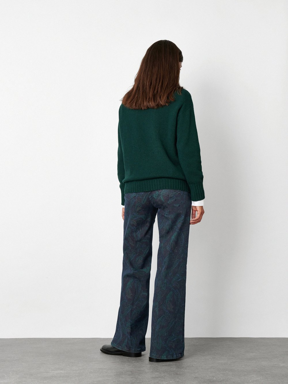 Damenjeans Jenny Palazzo in Marine/Gruen, wide-Leg Jeans mit Paisley-Print, Rueckansicht am Model getragen
