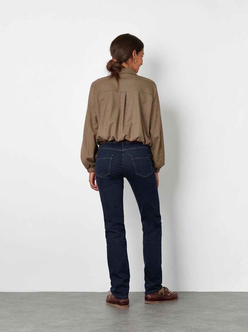 Damenjeans Be Loved in Dark Blue, slim-Fit Jeans mit hohem Bund, Rueckansicht am Model getragen