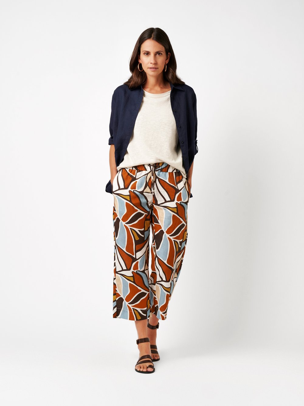 Womens trousers Pia 3/4 in multicolour, 3/4 linen trousers with an art-inspired floral pri, outfit view worn by model