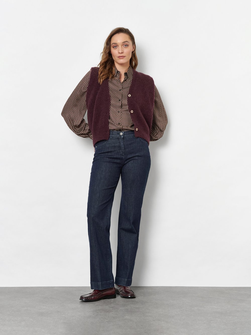 Damenbluse Coco in Dunkelbraun, Bluse mit grafischem Print, Outfitansicht am Model