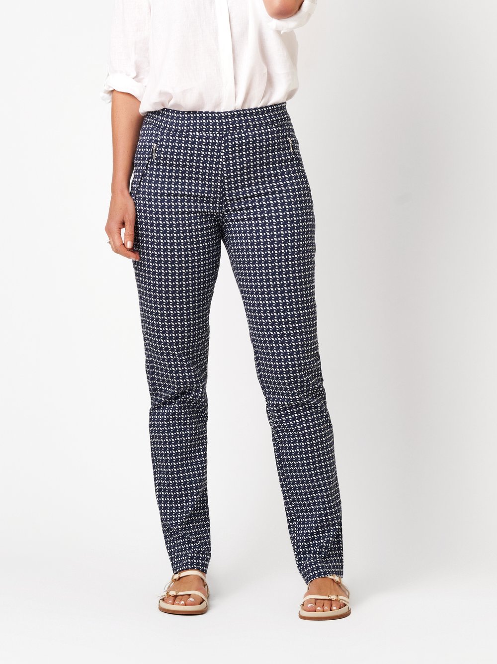 Damenhose Alice Slim in navy / white, slim-Fit Hose aus strukturiertem Jacquard, Frontansicht am Model getragen
