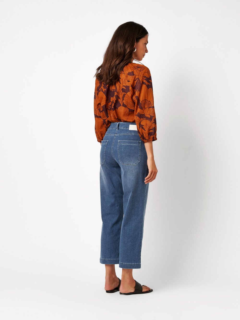 Damenjeans Liv 7/8 in blue, 7/8-Jeans mit markanten Teilungsnaehten, Rueckansicht am Model getragen