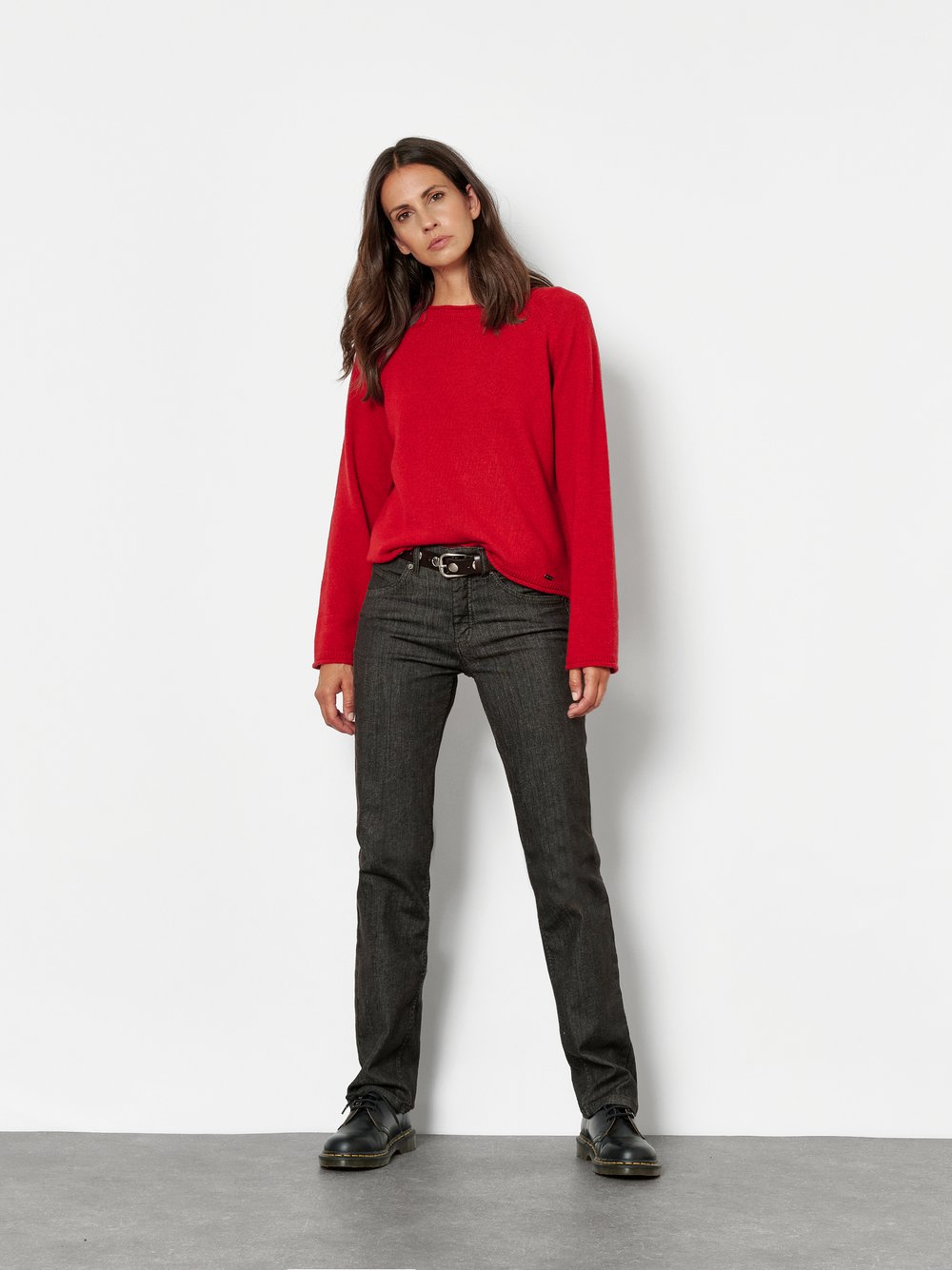 Damenjeans Liv in Dunkelbraun, straight-Fit Jeans aus Colour Denim, Outfitansicht am Model