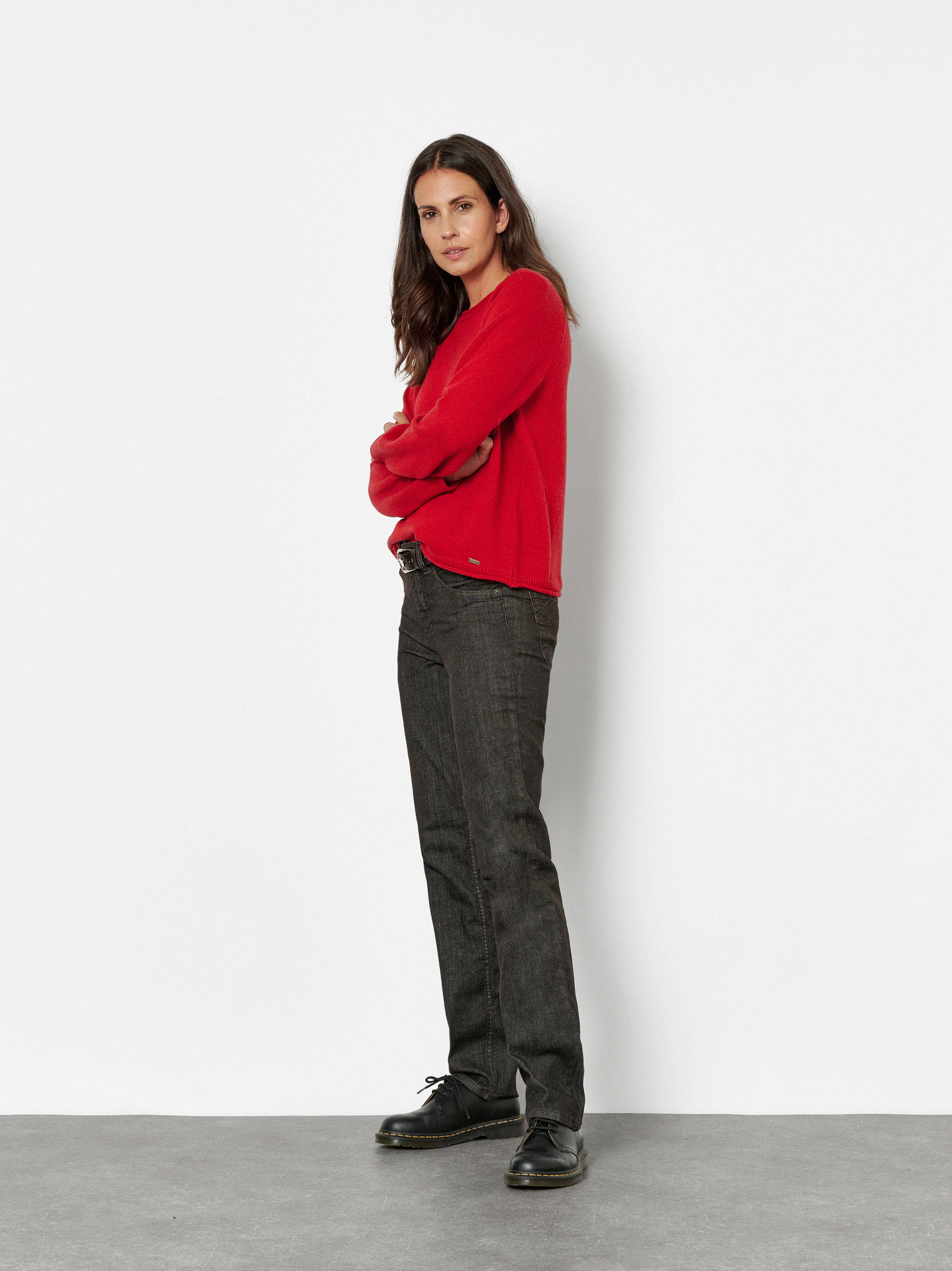Damenjeans Liv in Dunkelbraun, straight-Fit Jeans aus Colour Denim, Outfitansicht am Model