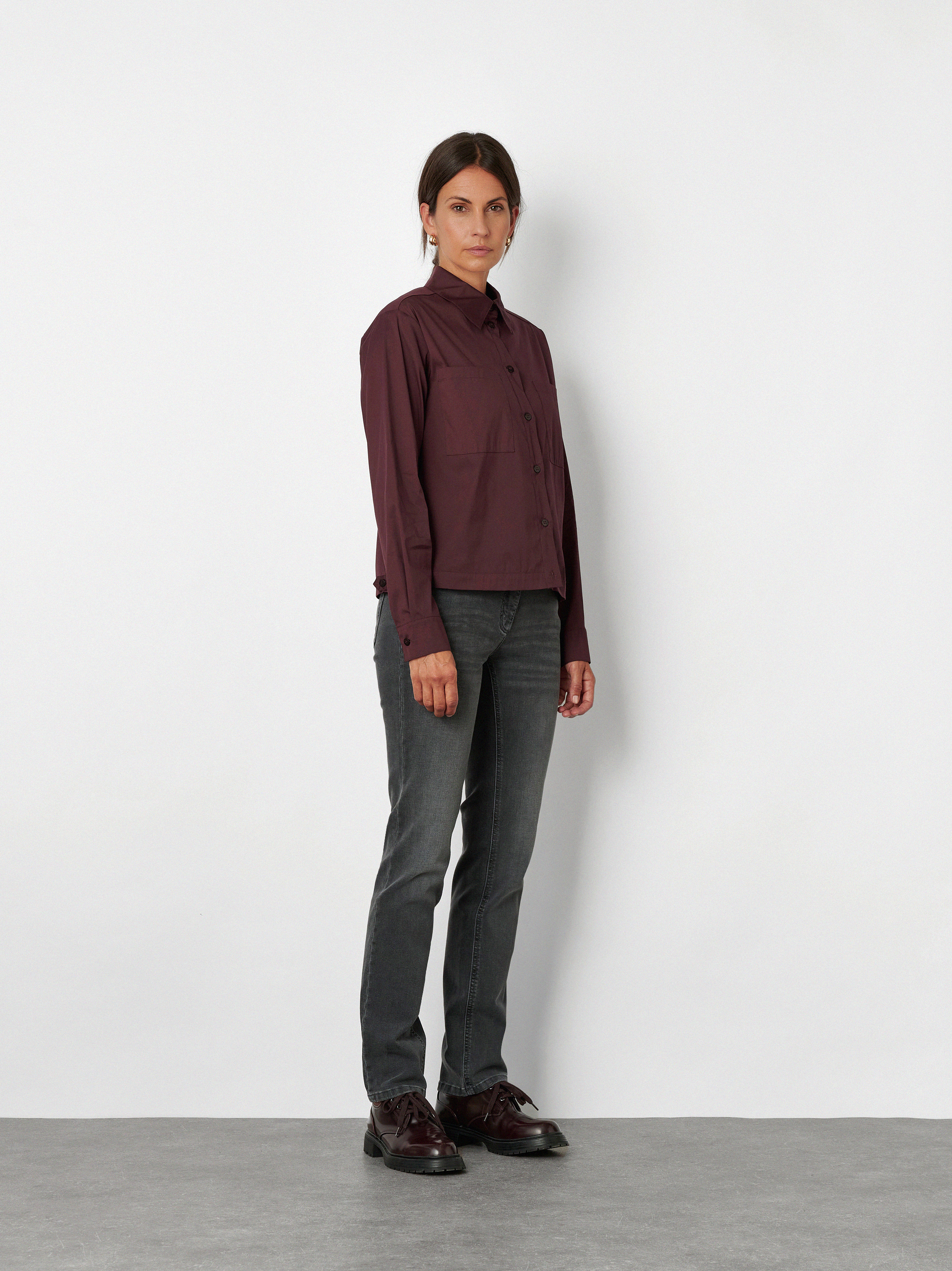 Damenjeans Perfect Shape in Grau, Jeans mit Shapingeffekt, Outfitansicht am Model