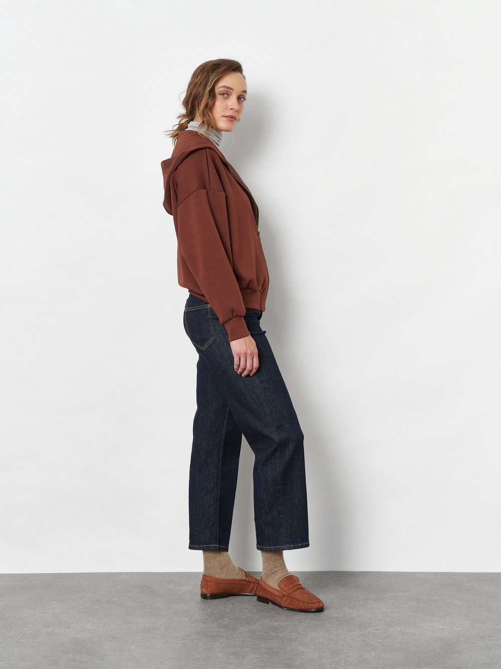 Damenjeans Liv 7/8 in Rinsed Blue, 7/8-Jeans mit Taschendetail, Frontansicht am Model getragen