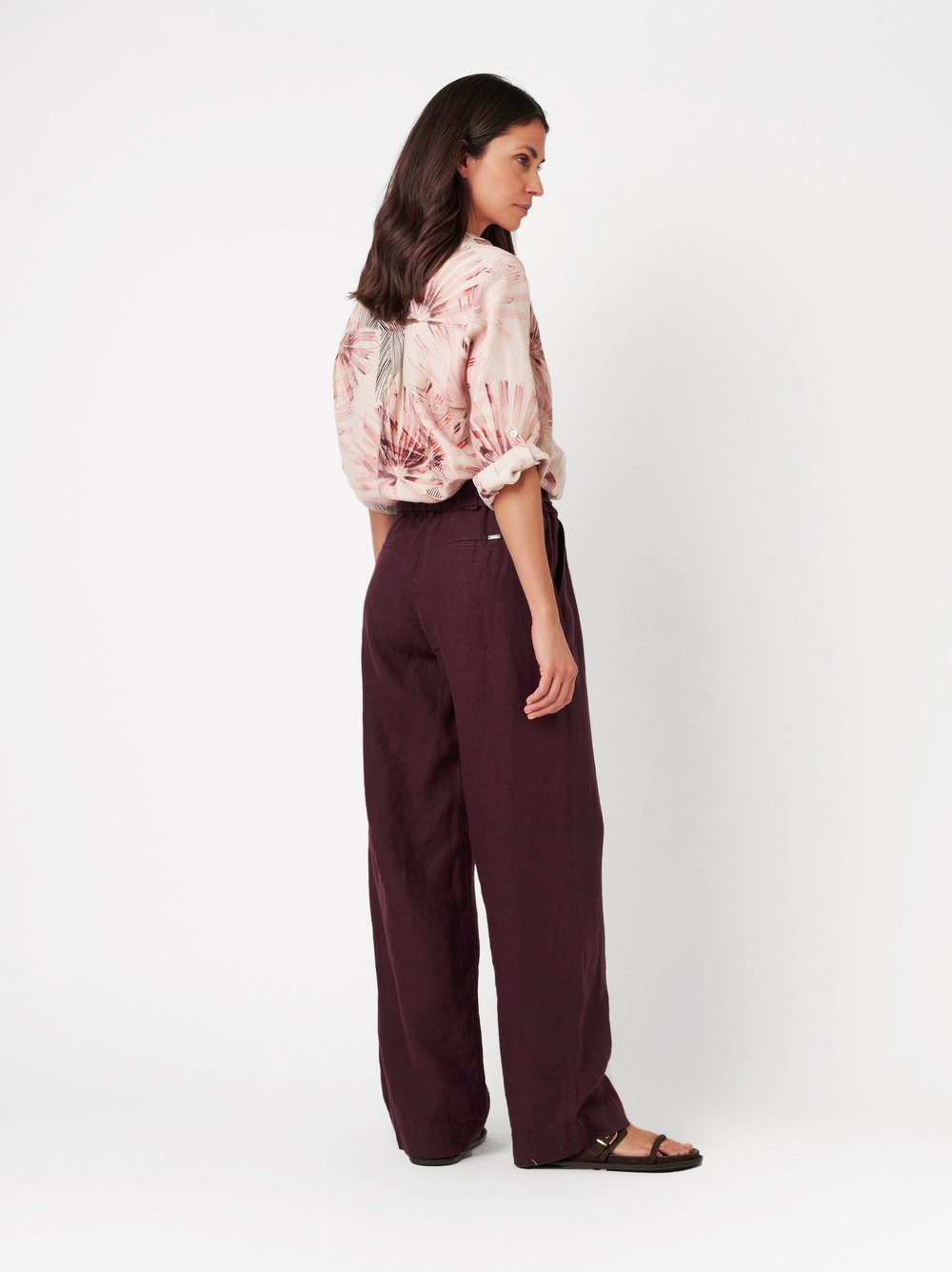 Damenhose Pia Wide in berry, Weite Leinenhose, Rueckansicht am Model getragen