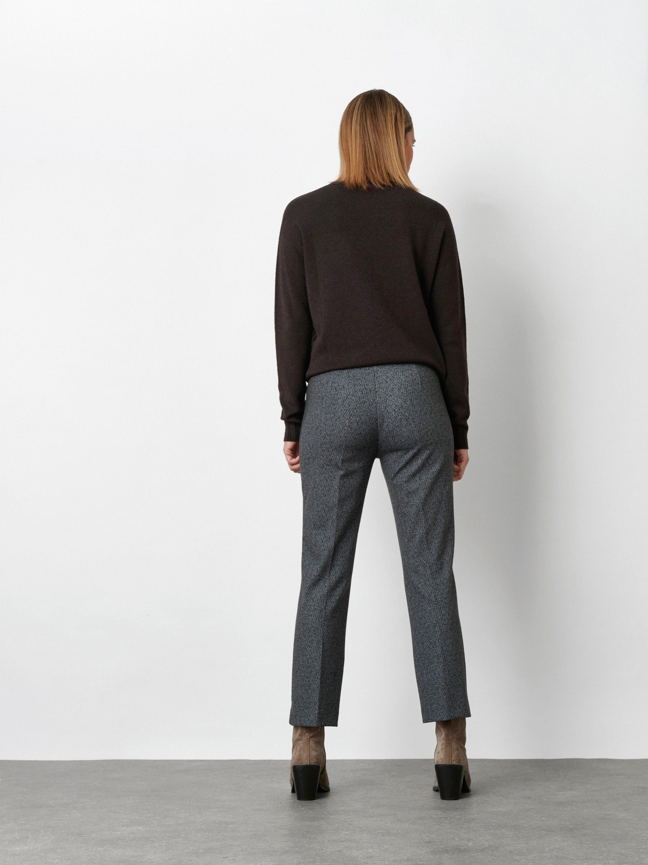 Womens trousers Jenny in Anthracite, 7/8 trousers in herringbone, back view worn by model