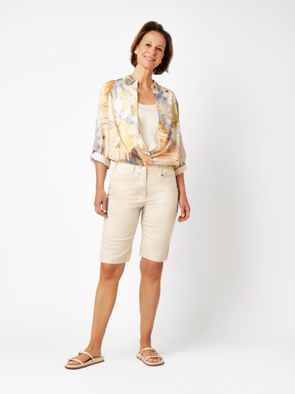 Damenshorts Meine beste Freundin Bermuda in light beige, Sommerliche Bermuda, Outfitansicht am Model