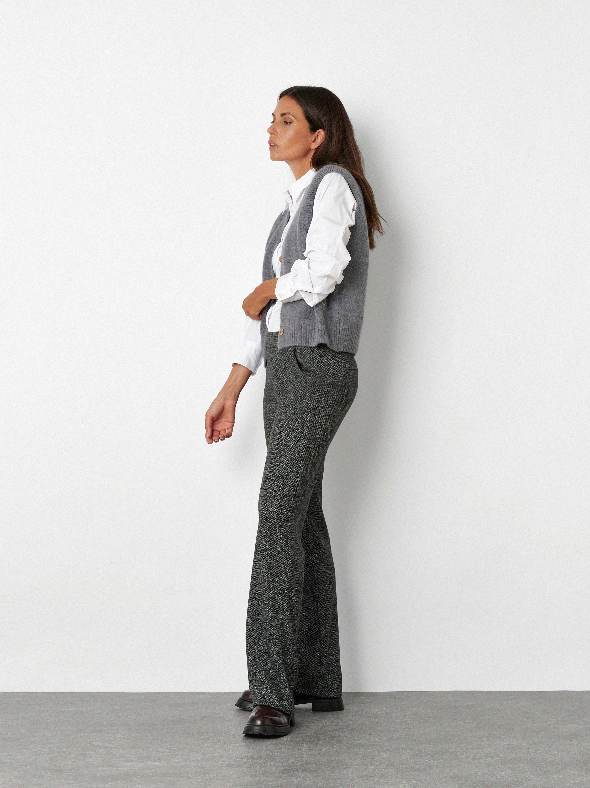 Damenhose Jenny Wide in Anthrazit, wide-Leg Hose in melierter Optik, Outfitansicht am Model