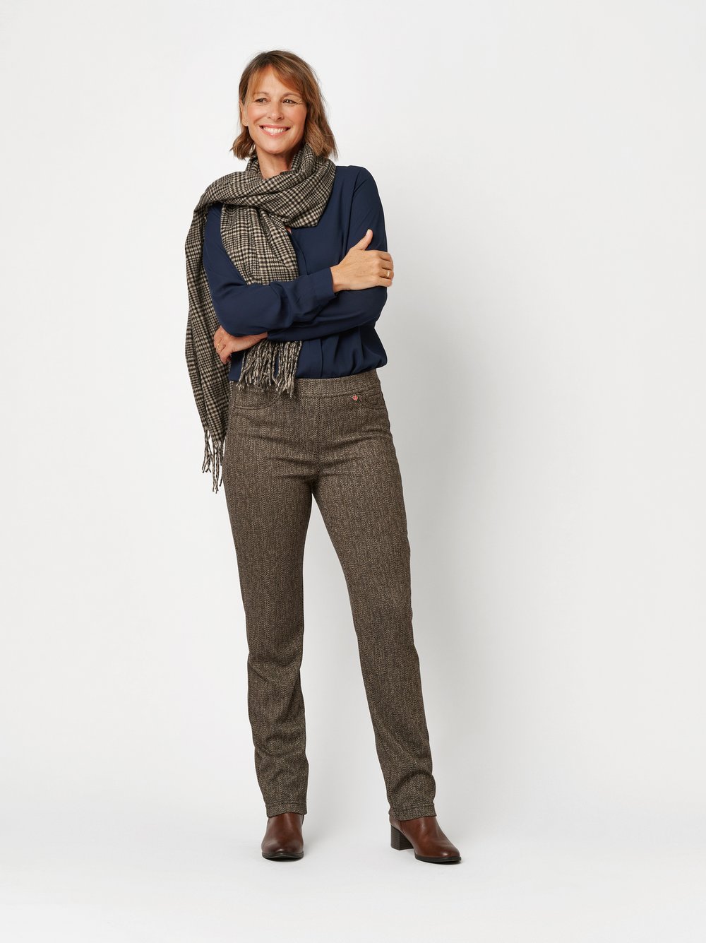 Damenhose Alice in Braun, Schlupfhose mit Fischgratmuster, Outfitansicht am Model