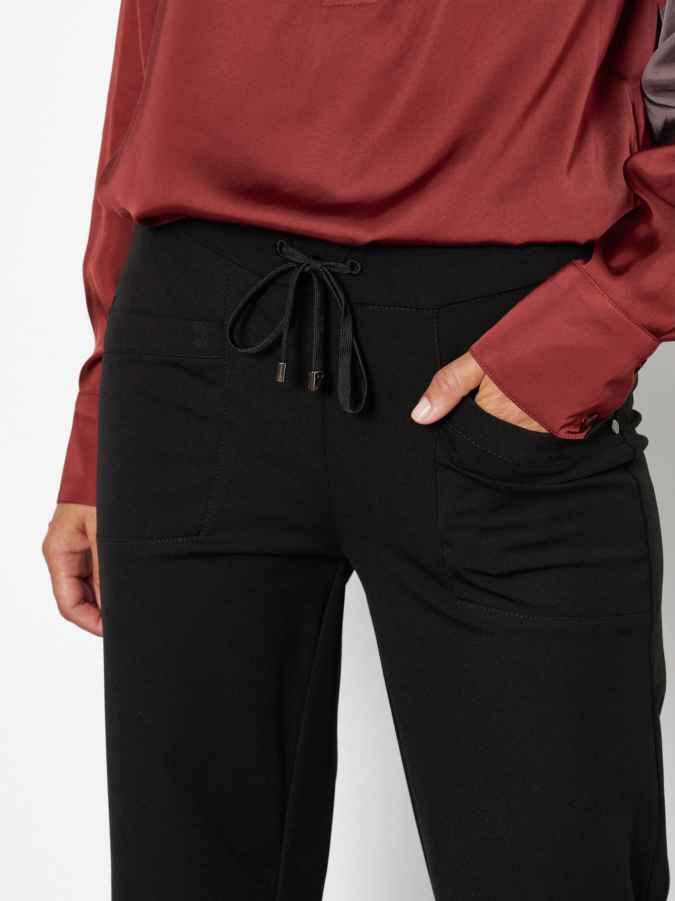 Damenhose Sue Wide in Schwarz, wide-Leg Hose mit Tunnelzug, zweite Detailansicht
