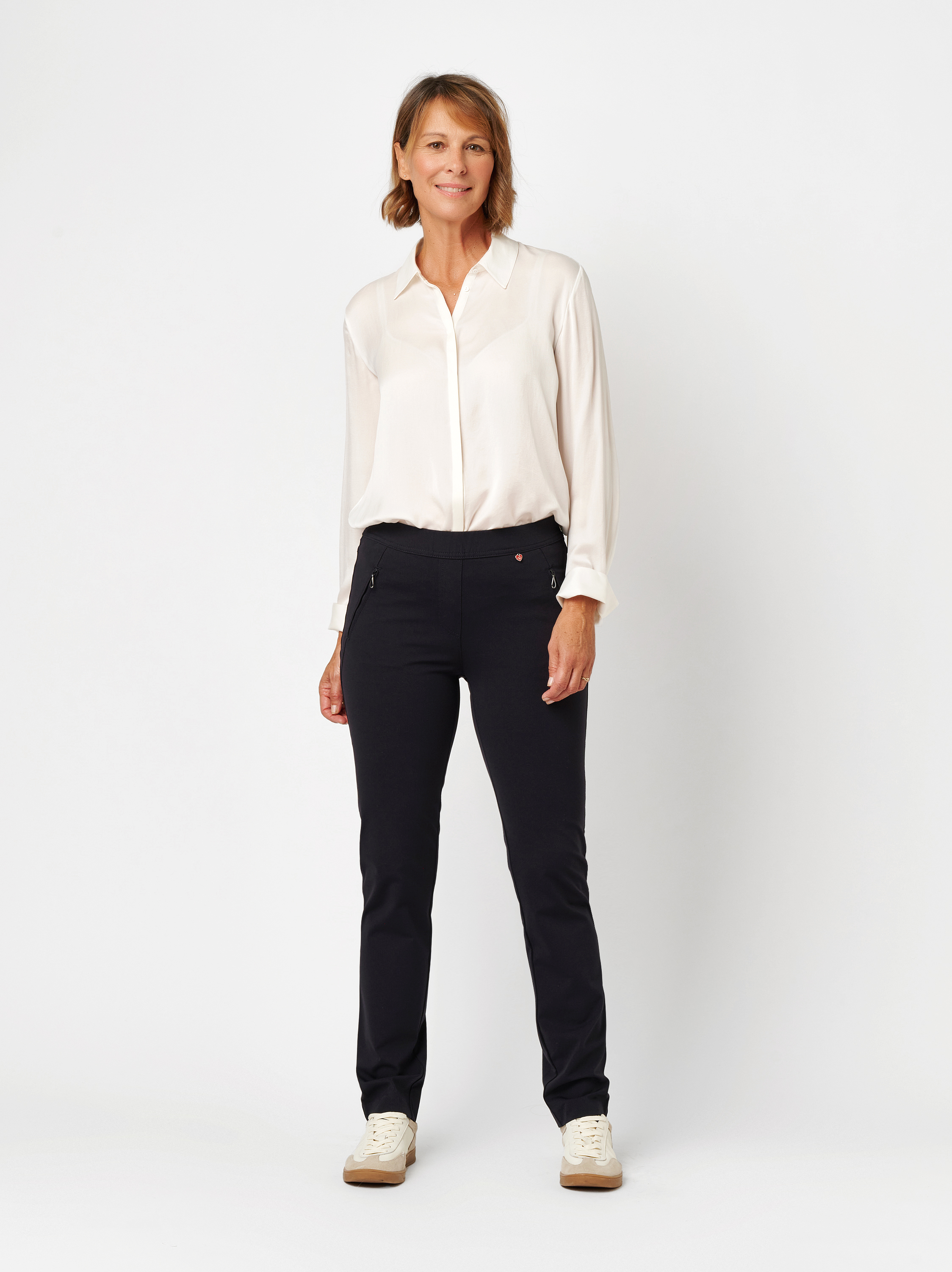 Damenhose Alice Slim in navy, jersey-Hose mit Zippertaschen, Frontansicht am Model getragen
