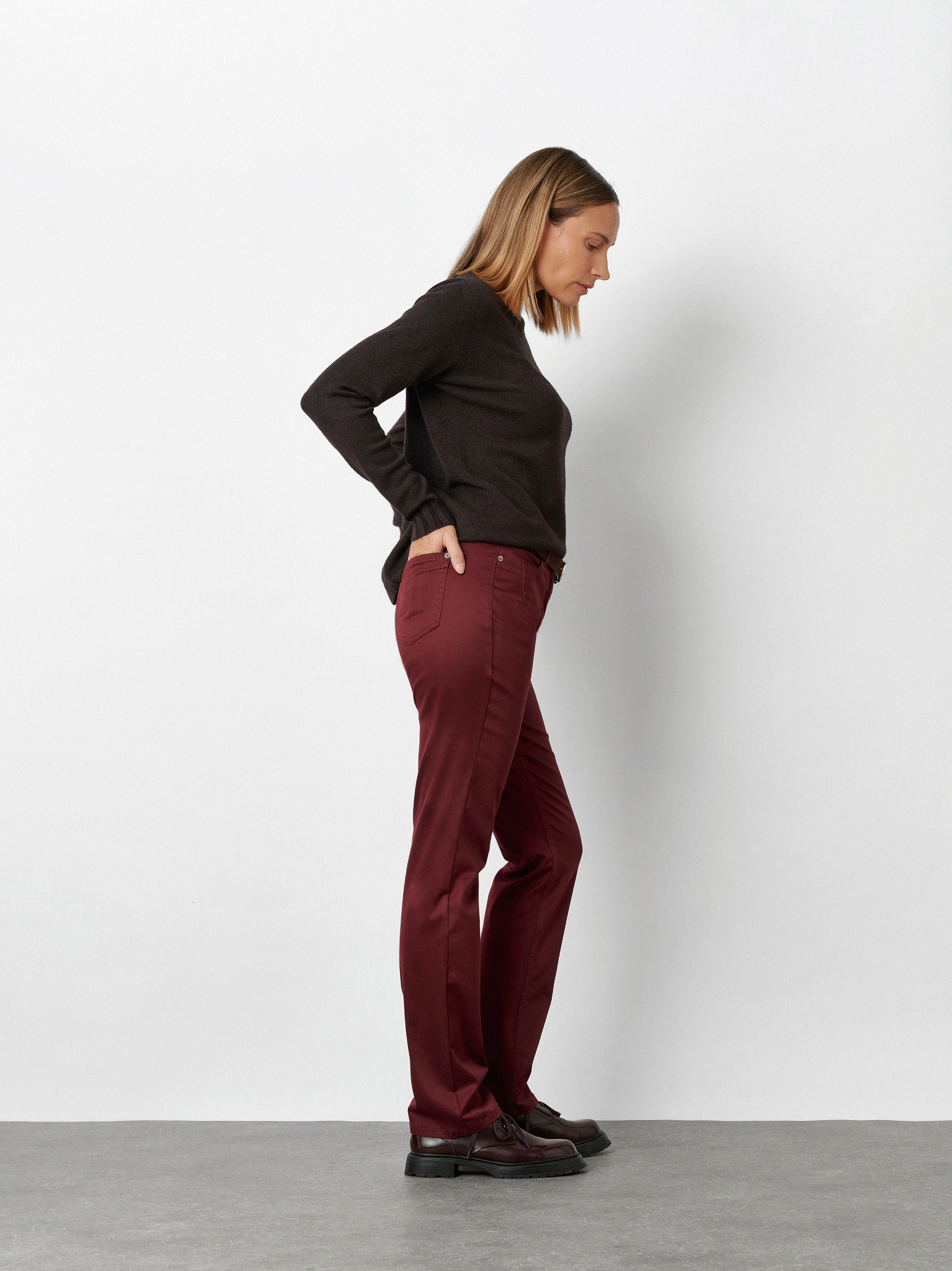 Damenhose Be Loved in Beere, high-Waist Hose aus Baumwollsatin, Outfitansicht am Model