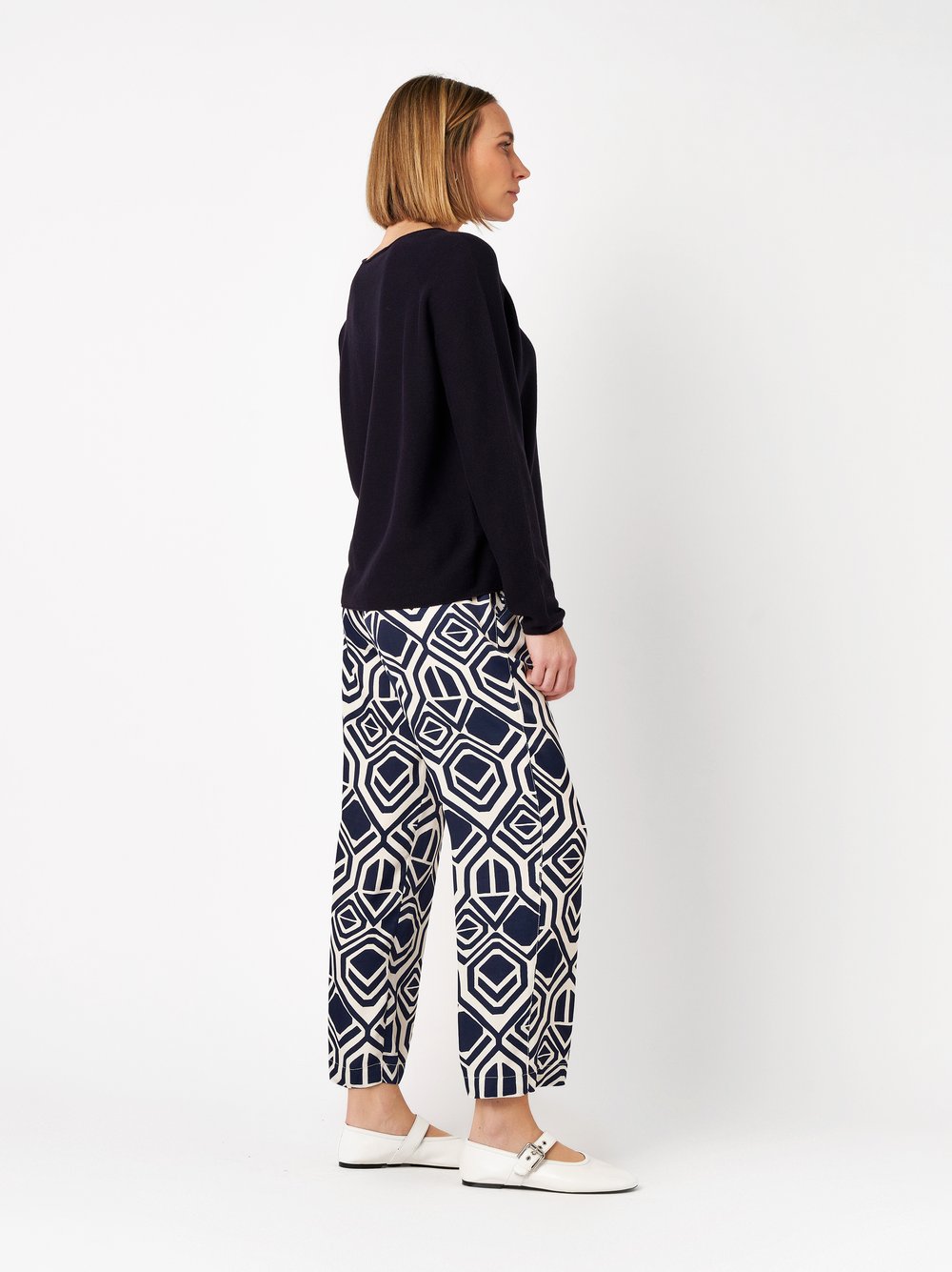 Damenhose Pia 7/8 in dark blue / offwhite, Leichte 7/8-Hose mit grafischem Muster, Rueckansicht am Model getragen