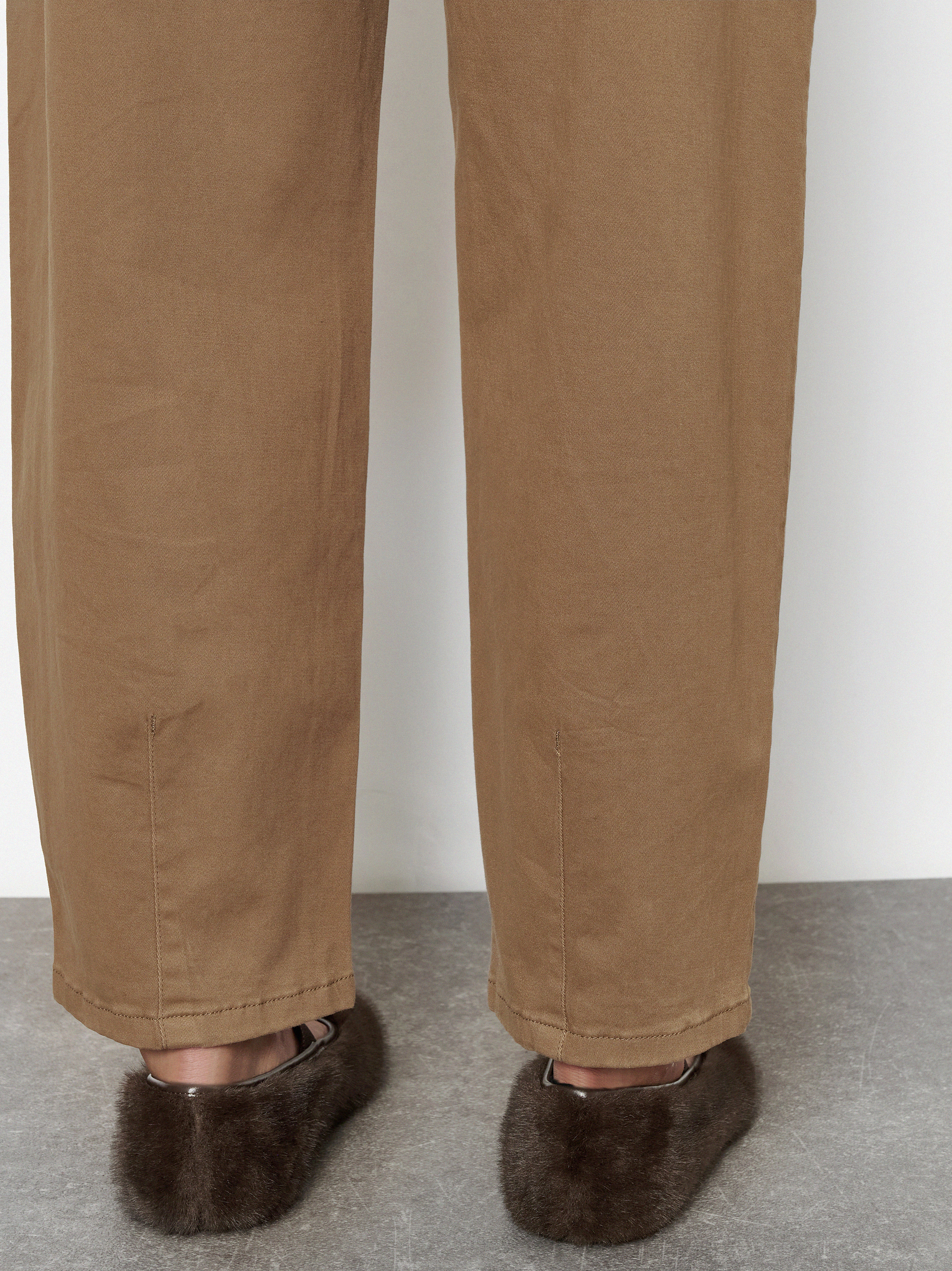 Damenhose Liv Barrel in Braun, barrel-Hose mit markanten Fronttaschen, Detailansicht