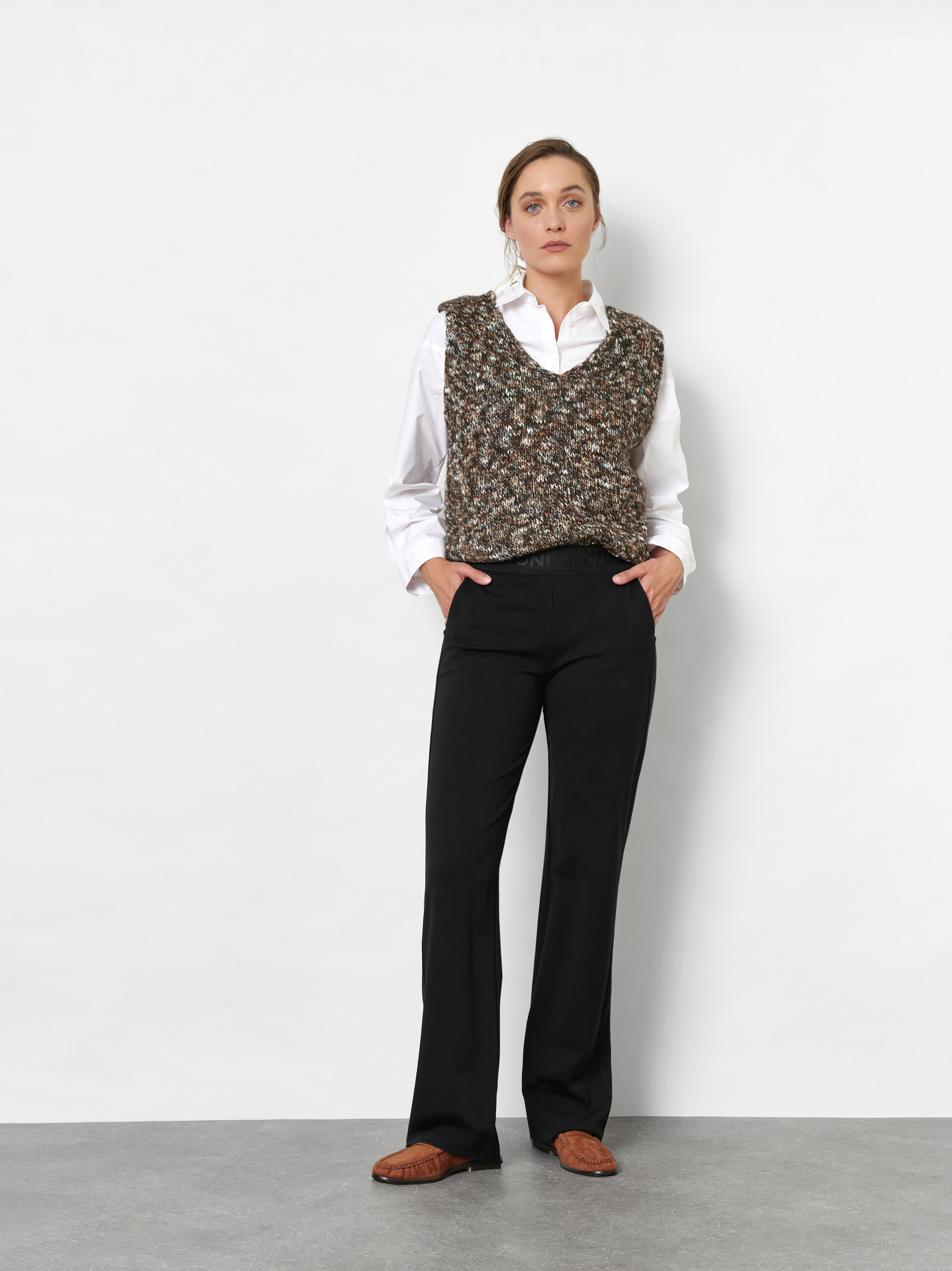Damenhose Jenny Wide in Schwarz, wide-Leg Hose mit sportivem Bund, Outfitansicht am Model