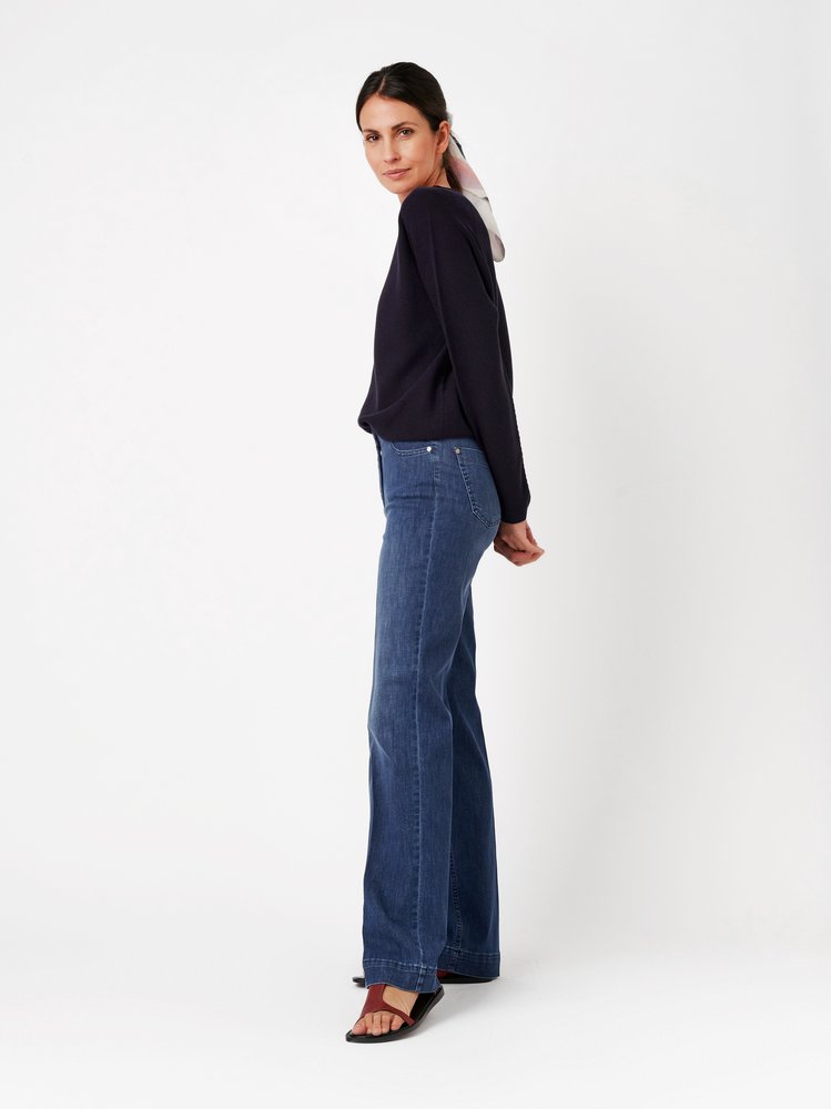 Damenjeans Jenny Wide in mid blue, Wide Leg Hose mit sportivem Bund, Outfitansicht am Model