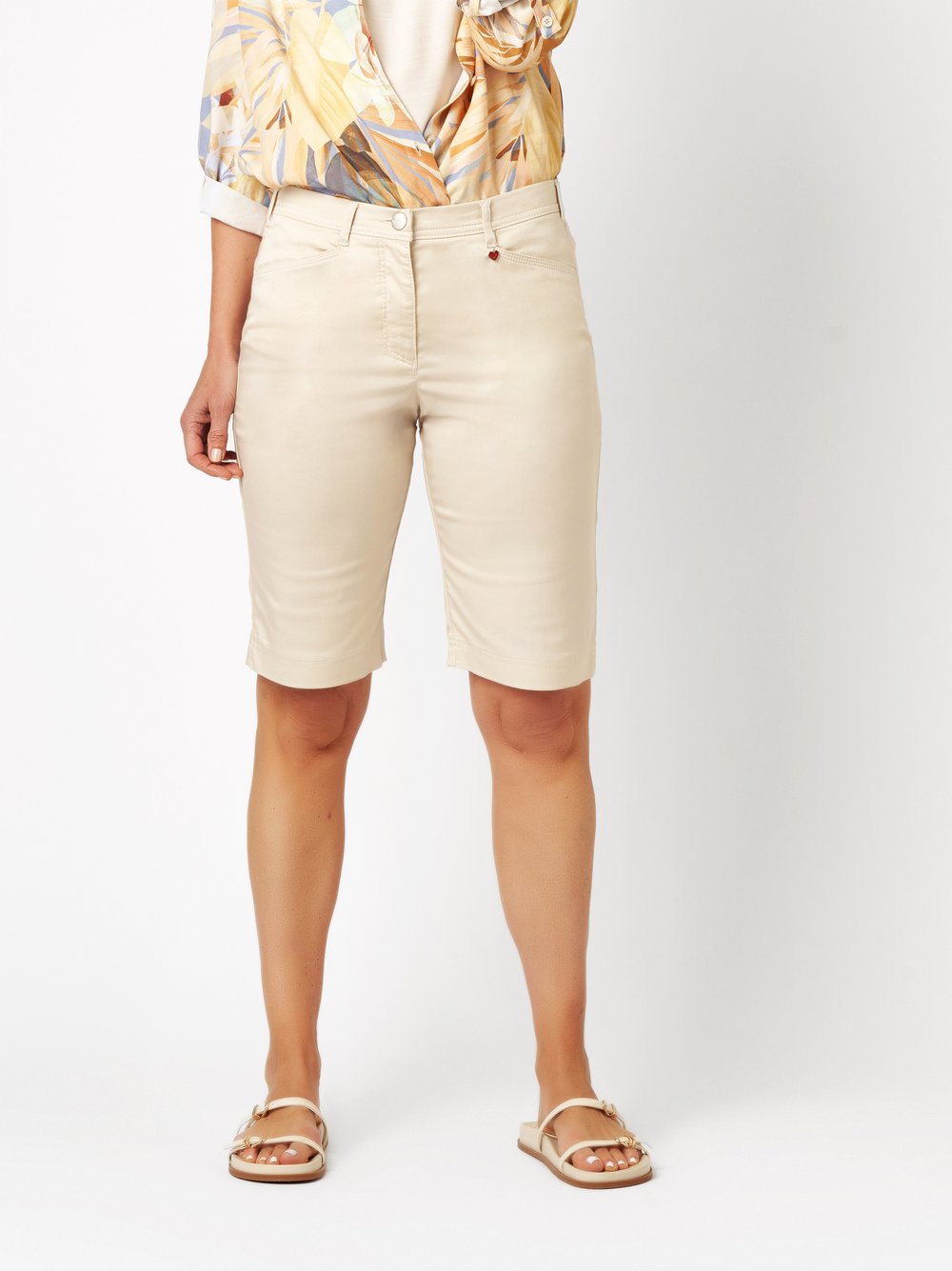 Damenshorts Meine beste Freundin Bermuda in light beige, Sommerliche Bermuda, Frontansicht am Model getragen