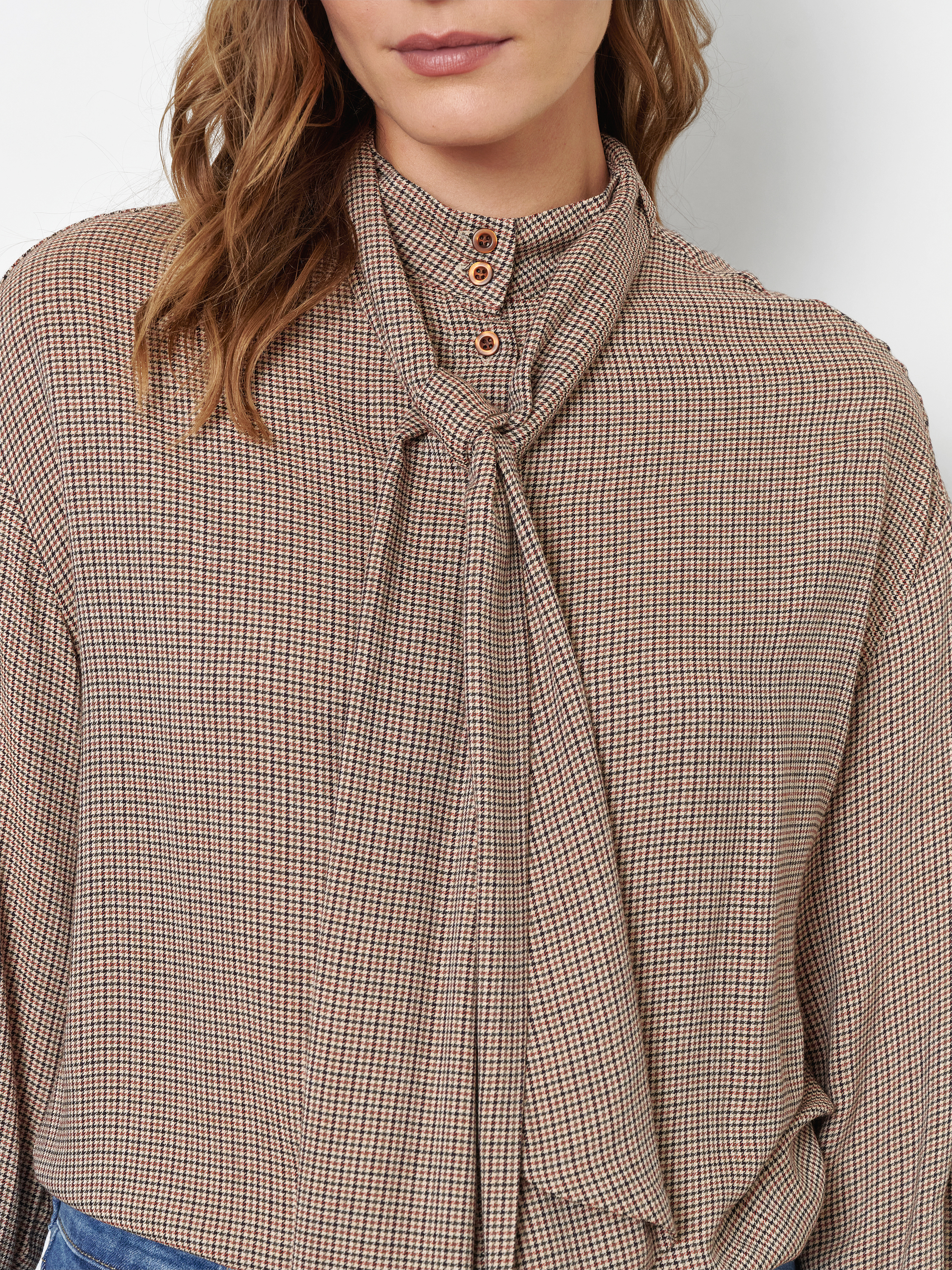 Damenbluse Alva in Camel, Schluppenbluse mit Pepitamuster, Detailansicht