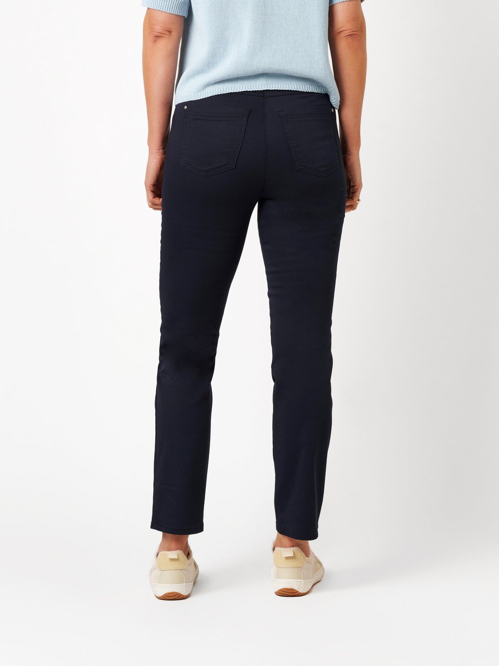 Damenhose Meine beste Freundin 7/8 in dark blue, Sommerliche 7/8-Hose, Rueckansicht am Model getragen