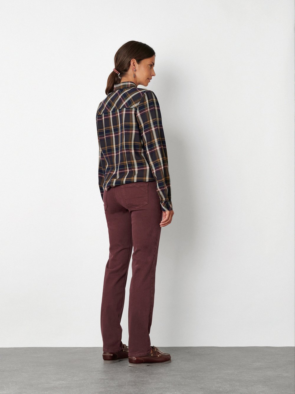 Damenjeans Liv in Beere, straight-Fit Jeans aus Colour Denim, Rueckansicht am Model getragen