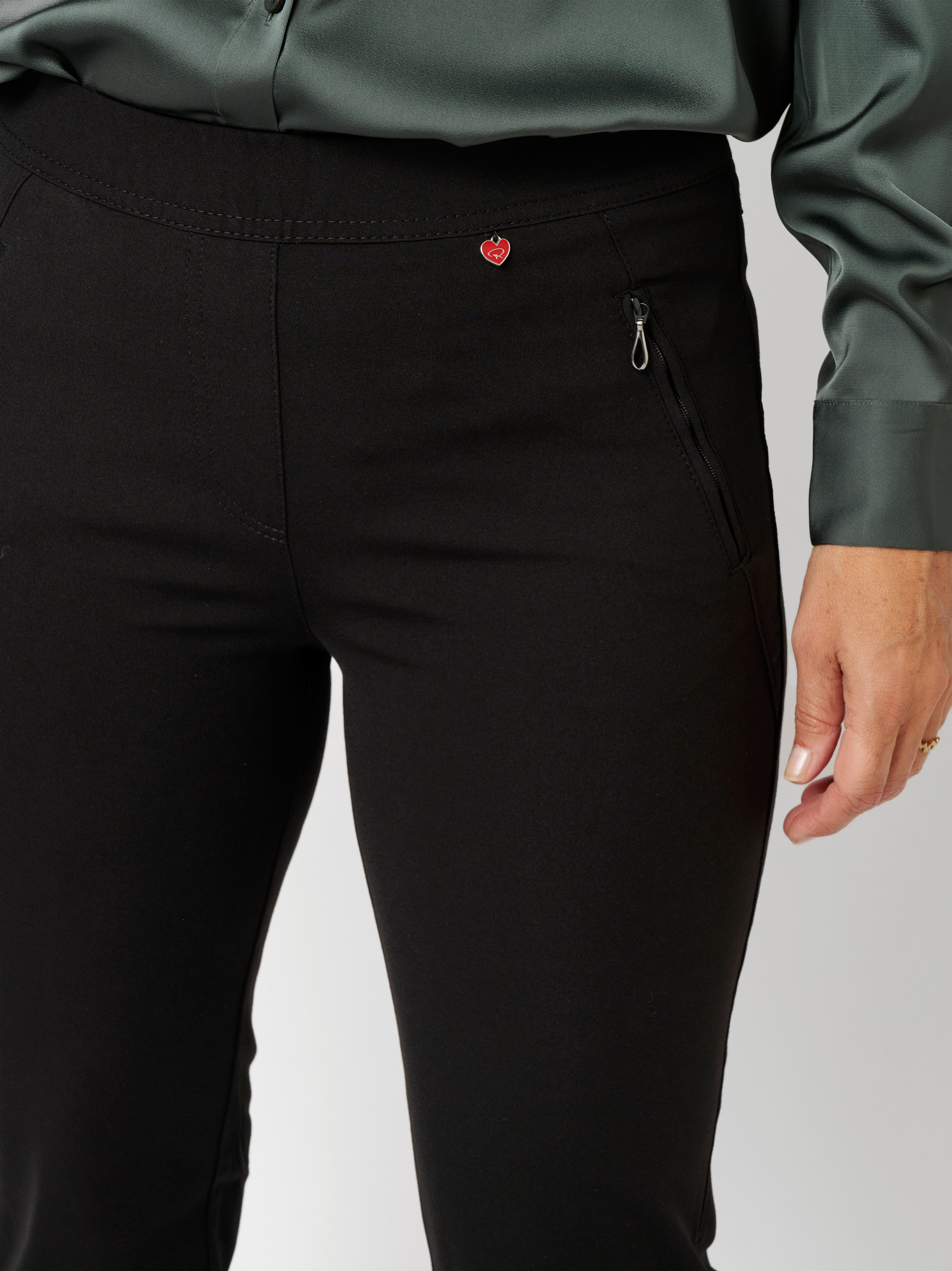 Damenhose Alice Slim in black, jersey-Hose mit Zippertaschen, Detailansicht