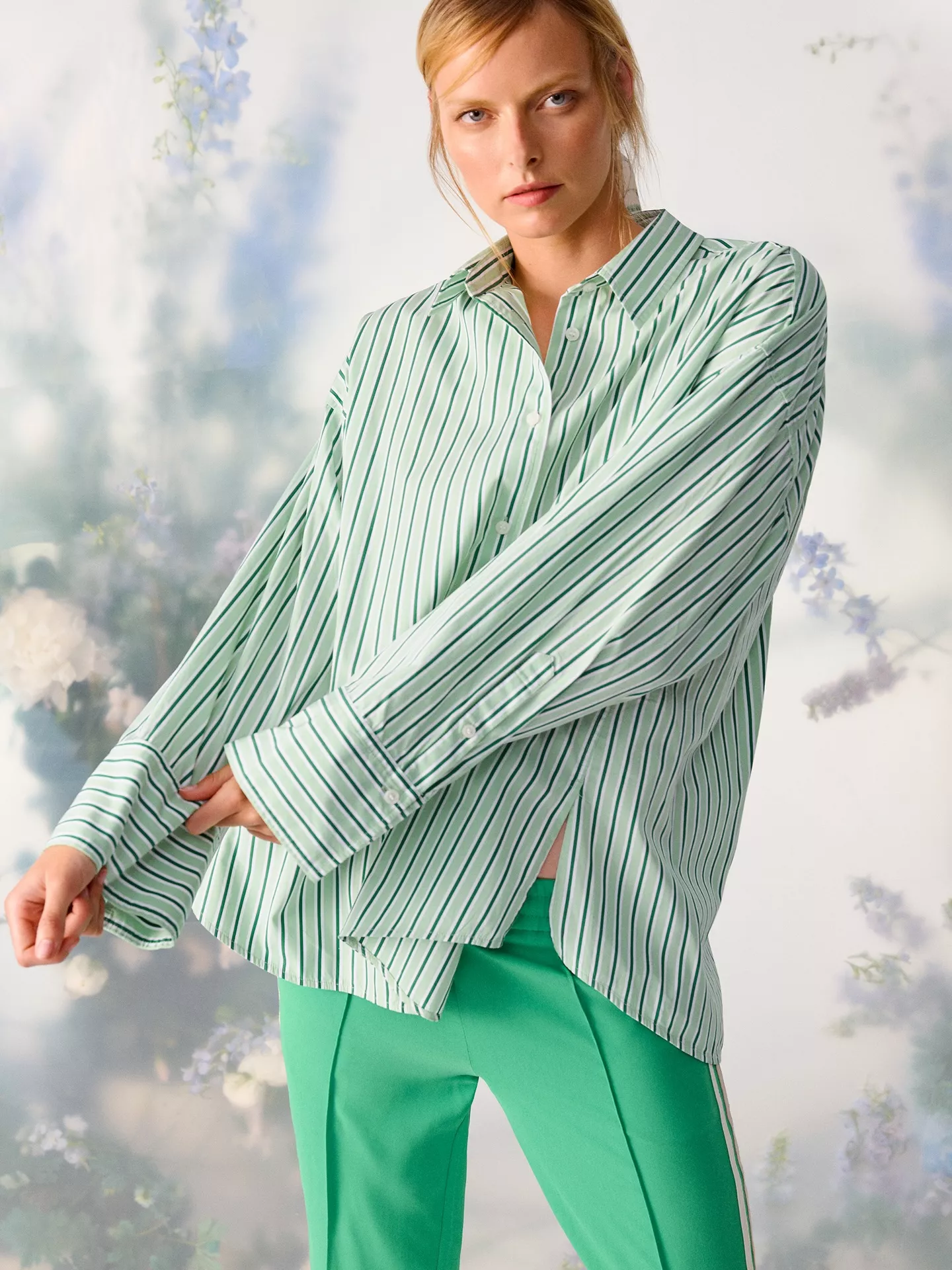 Frische, die man sieht.
Feine Streifen, klare Linien – und dieser eine Ton, der sofort Energie reinbringt.
 
#TONIFashion #FreshMood