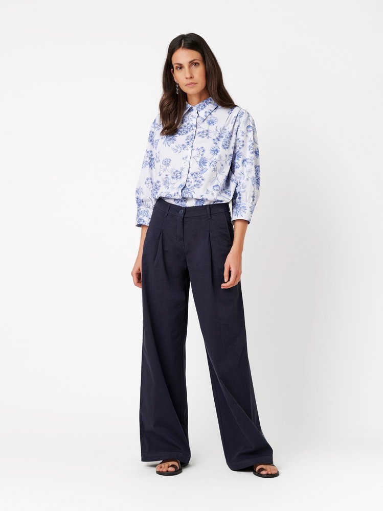 Damenhose Luisa Wide in dark blue, Wide Leg Hose mit Bundfalten, Outfitansicht am Model
