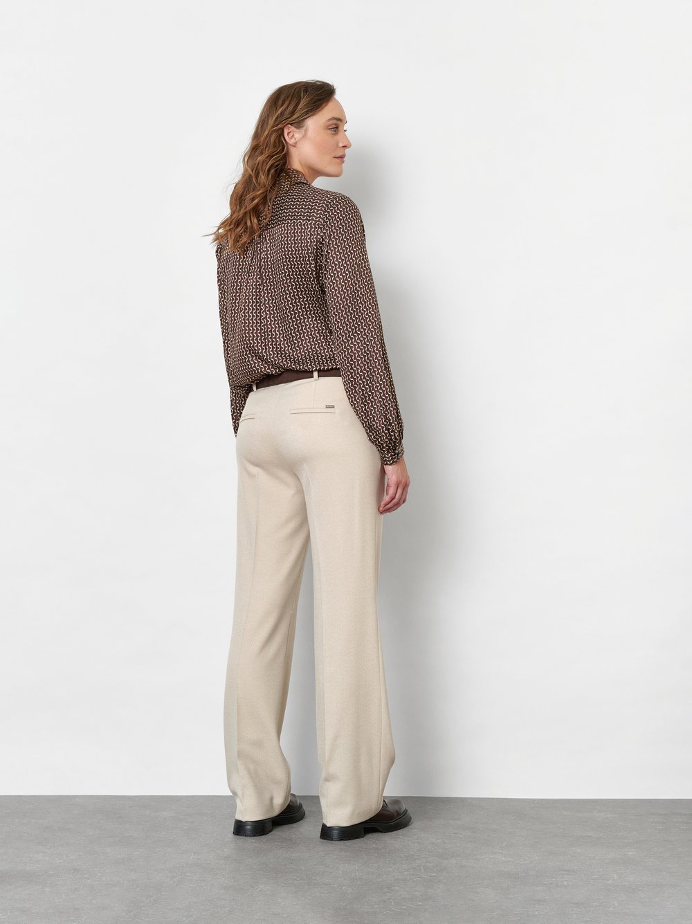 Damenhose Jenny Wide in Creme, wide-Leg Hose aus fliessendem Gabardine, Rueckansicht am Model getragen