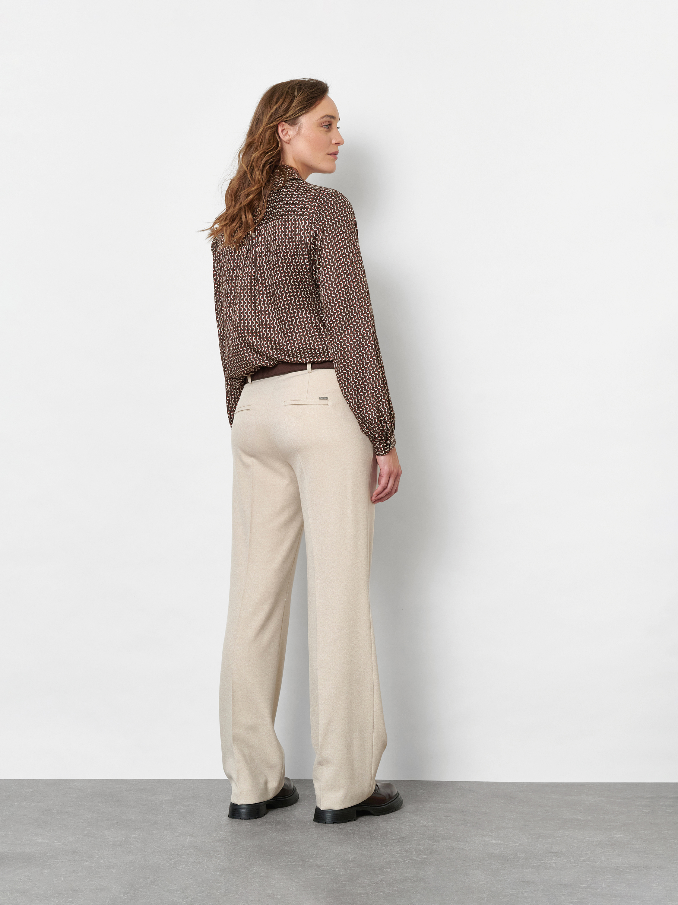 Damenhose Jenny Wide in Creme, wide-Leg Hose aus fliessendem Gabardine, Rueckansicht am Model getragen