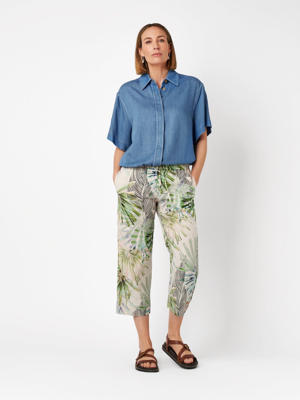 Damenhose Pia 3/4 in multicolour green, 3/4-Leinenhose mit tropischem Print, Frontansicht am Model getragen