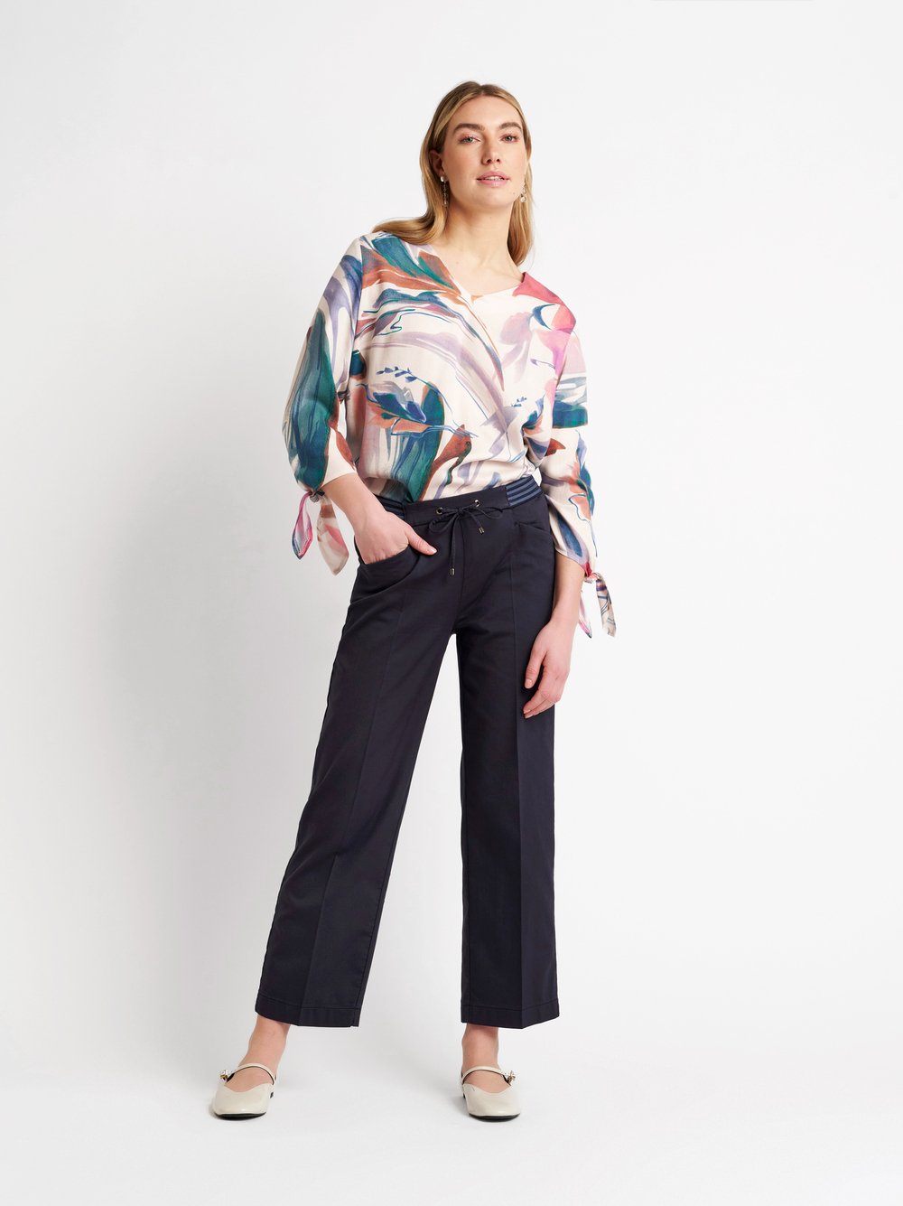 Damenhose Sue 7/8 in dark blue, legere 7/8-Hose mit sportivem Bund, Outfitansicht am Model