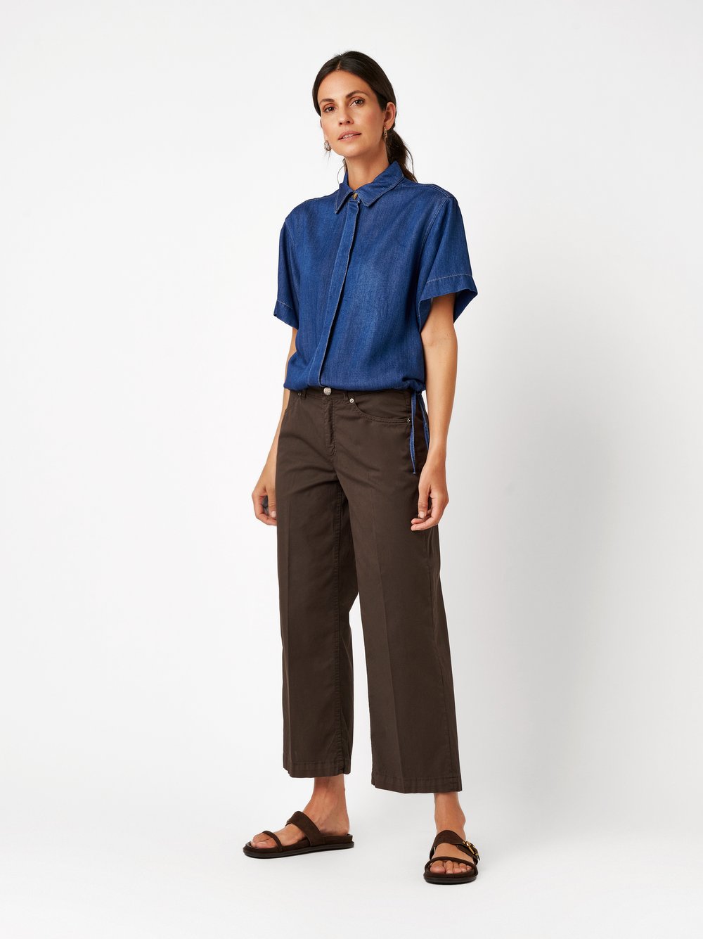 Damenhose Liv Wide 7/8 in dark brown, Weite 7/8-Hose aus Sommertwill, Frontansicht am Model getragen