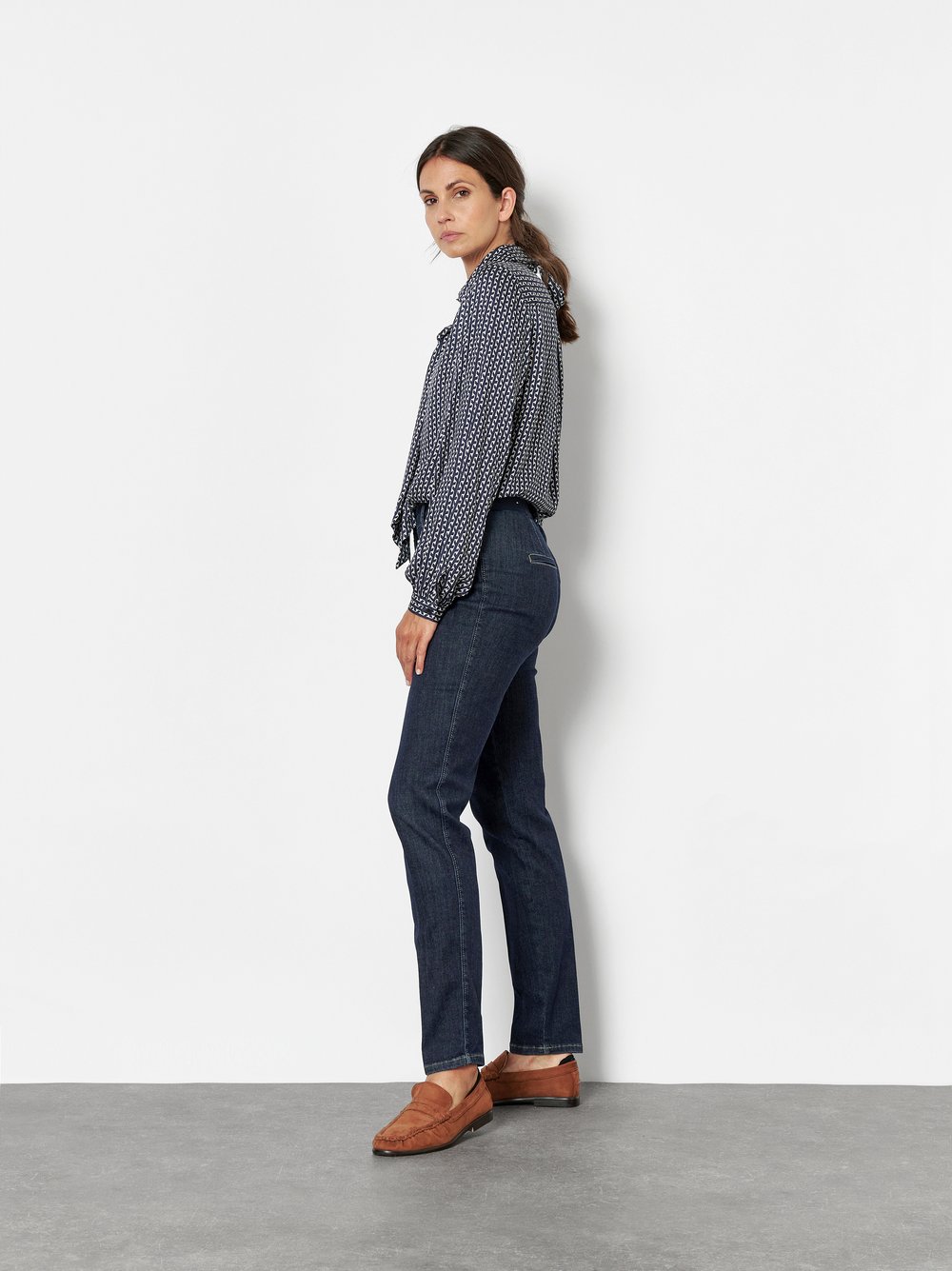 Damenjeans Jenny in Dark Blue, Smarte Jeans in 7/8-Laenge, Frontansicht am Model getragen