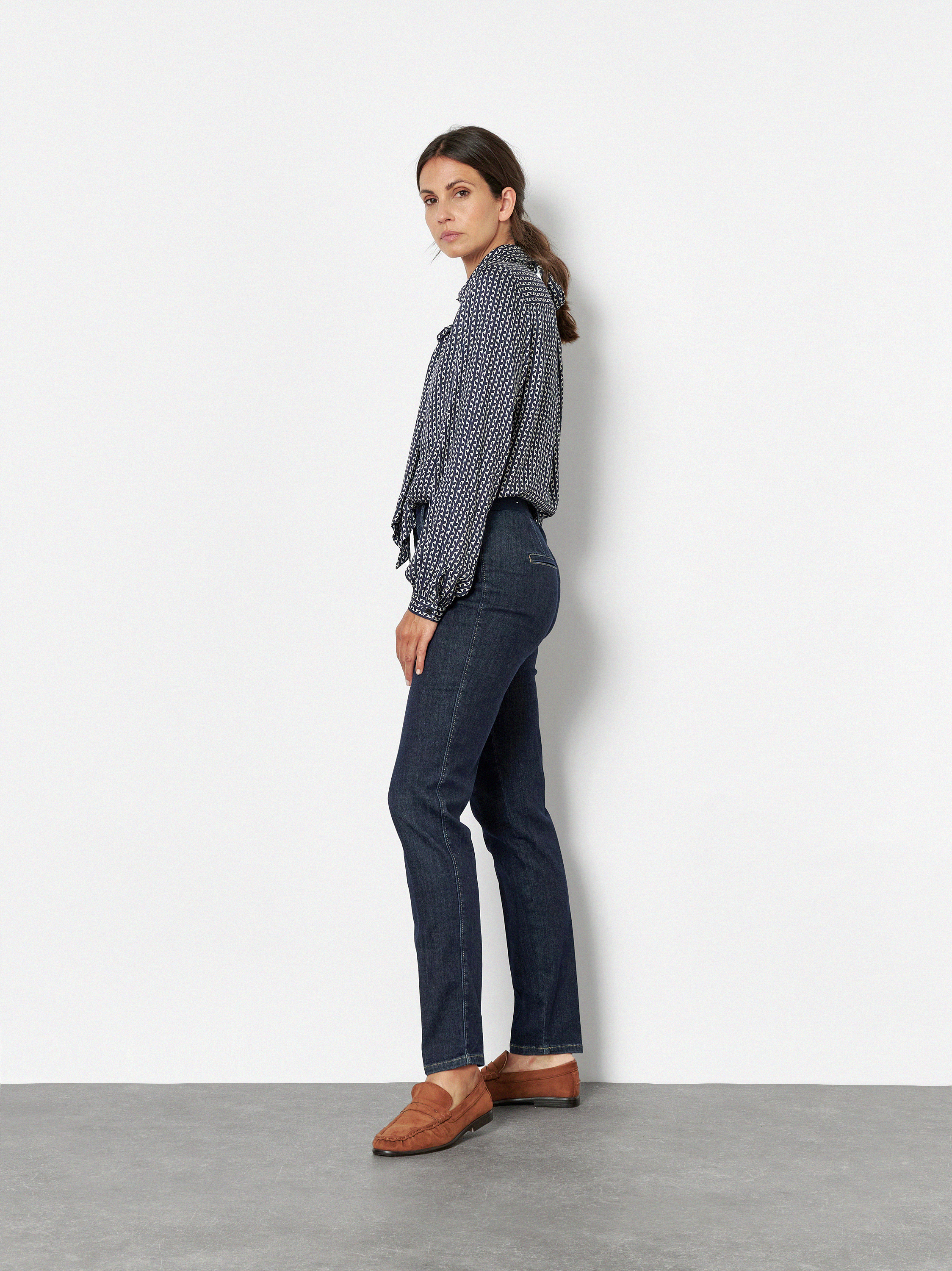 Damenjeans Jenny in Dark Blue, Smarte Jeans in 7/8-Laenge, Frontansicht am Model getragen