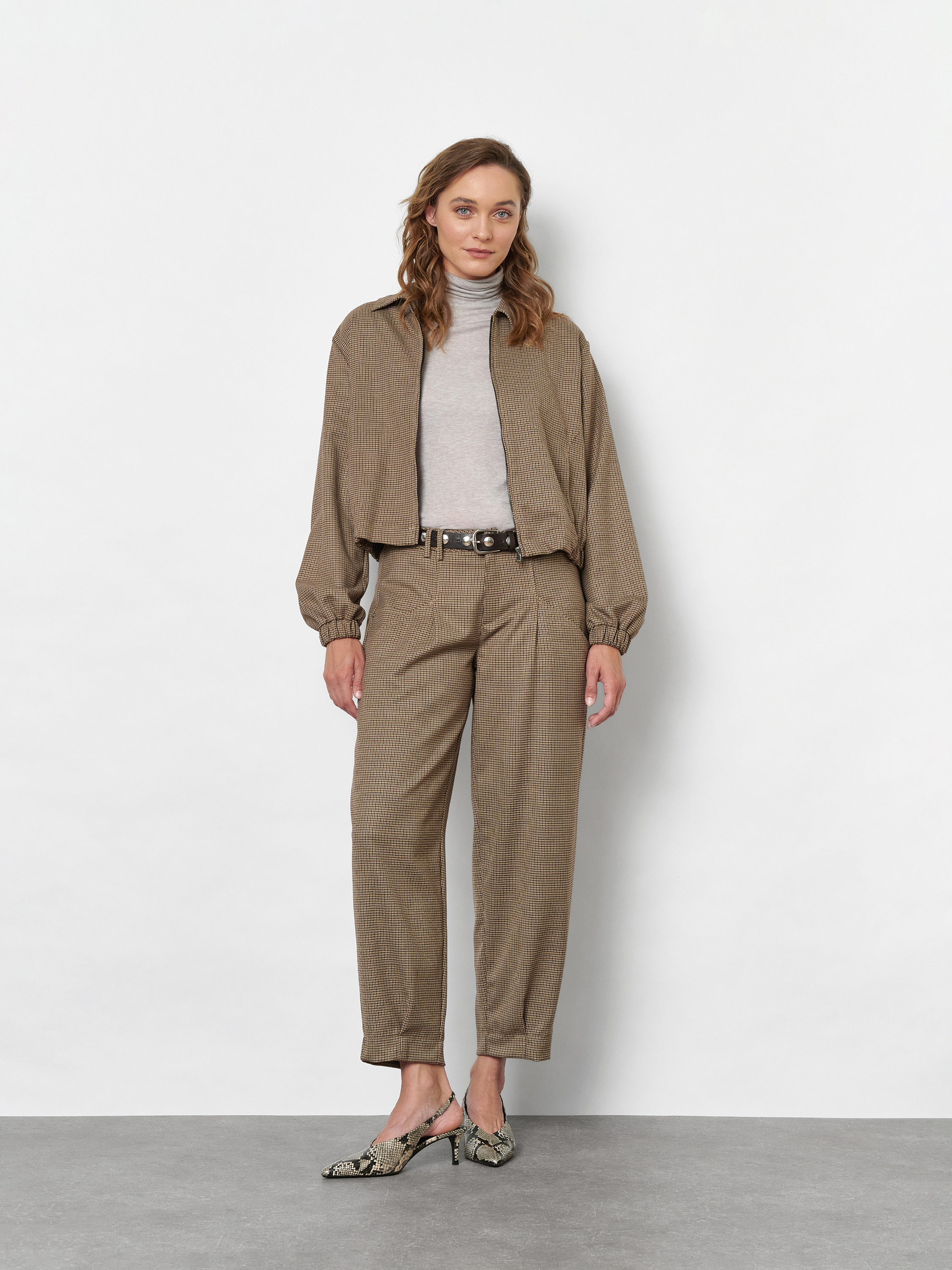 Damenhose Elli Barrel in Camel, barrel-Fit Hose mit feinem Pepitamuster, Outfitansicht am Model