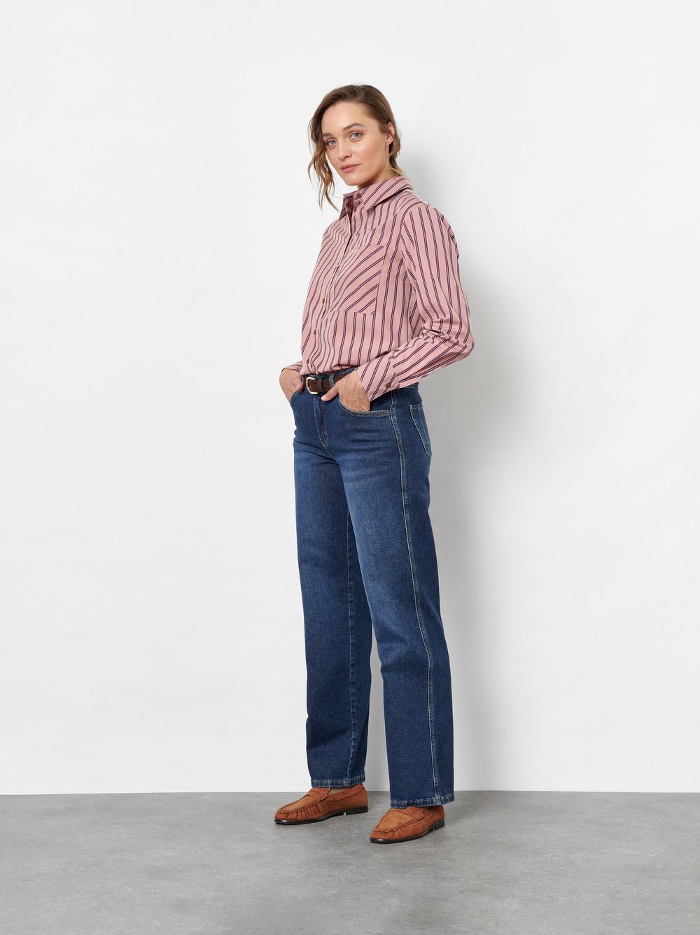 Damenjeans Liv Wide in Dark Blue, wide-Leg Jeans mit Waschung, Frontansicht am Model getragen
