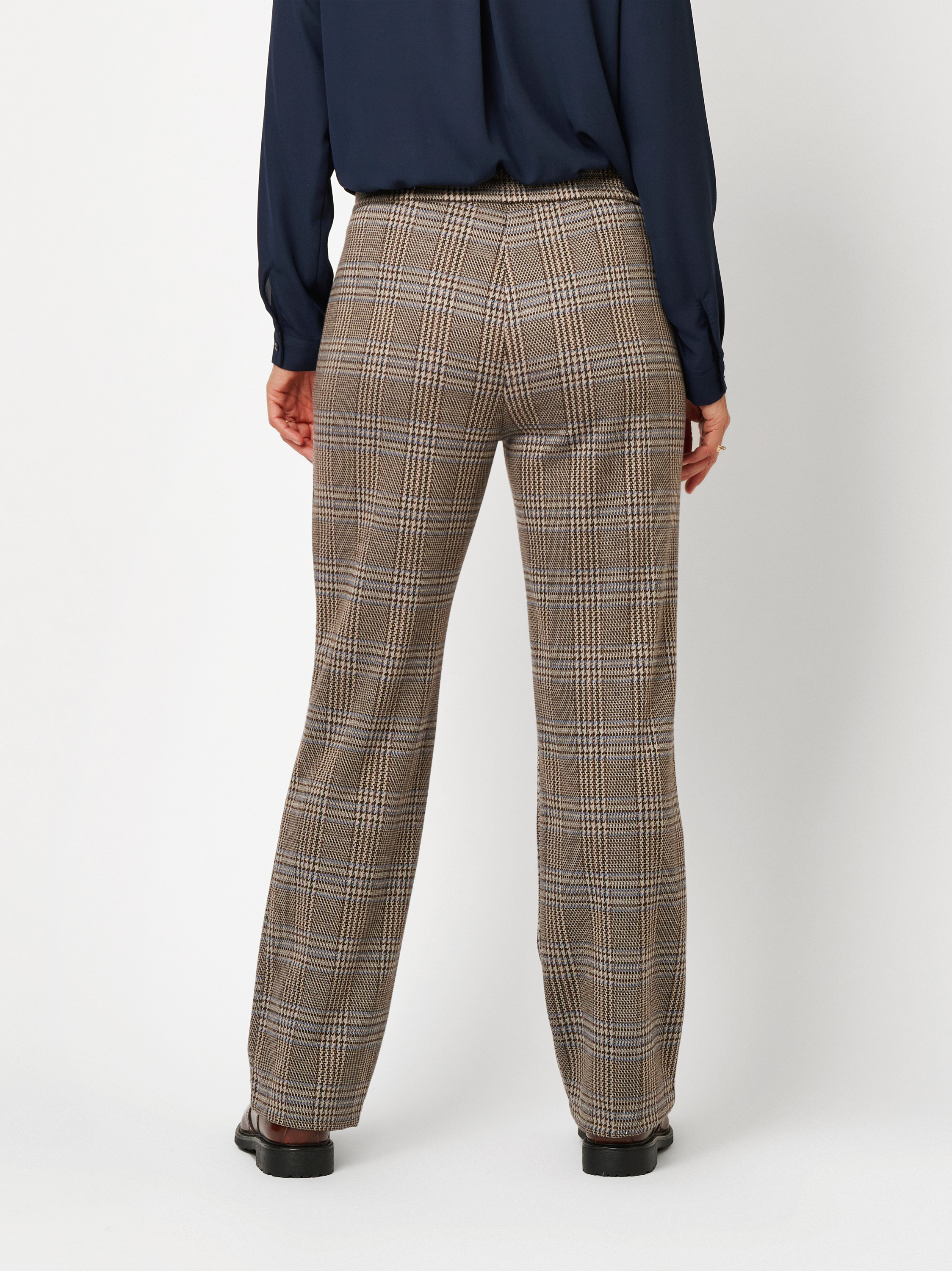 Damenhose Scarlet Wide in Braun, Weite Karohose, Rueckansicht am Model getragen
