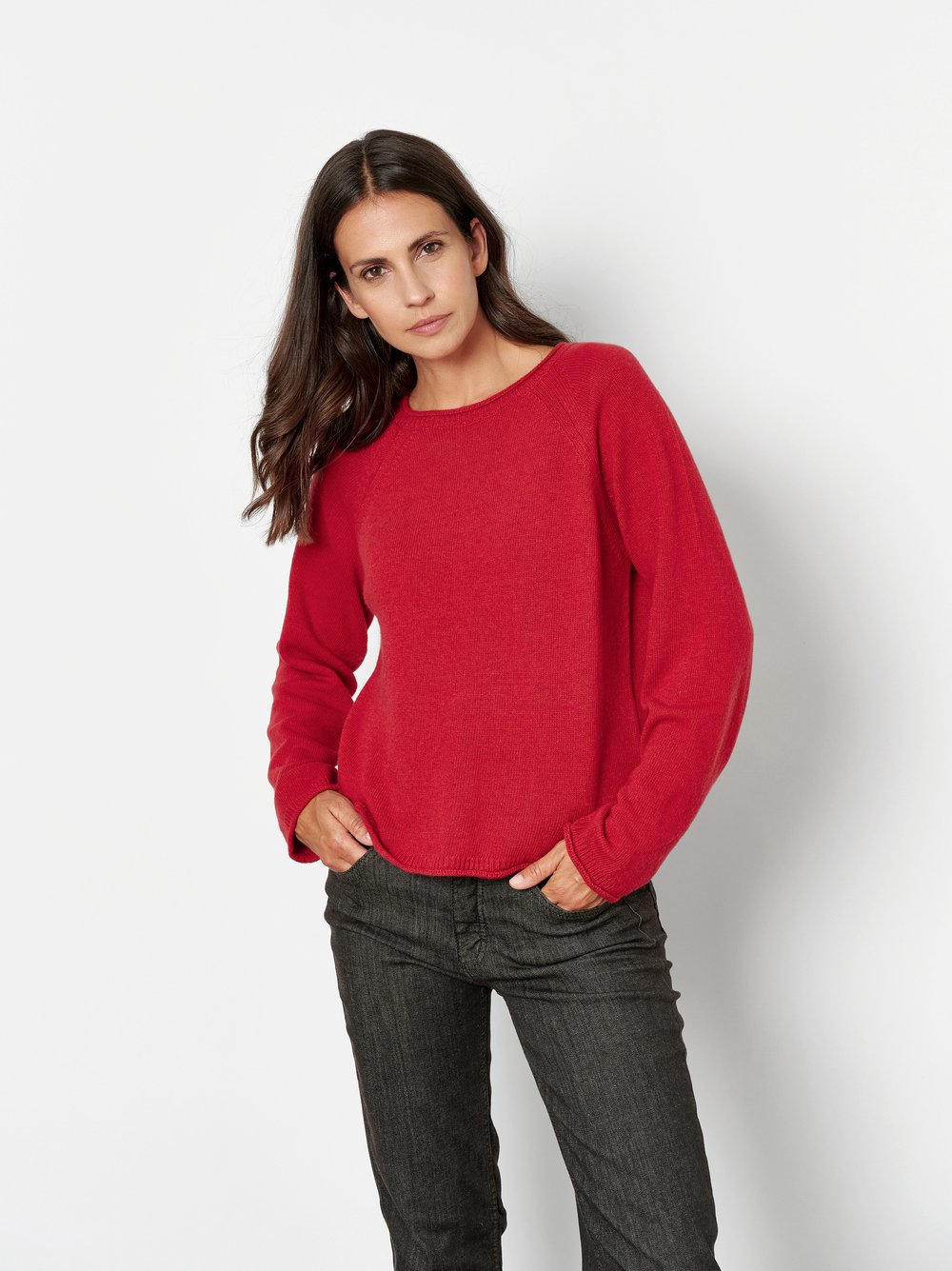 Damenpullover Gaia in Rot, Pulli aus Kaschmir-Mischung, Frontansicht am Model getragen