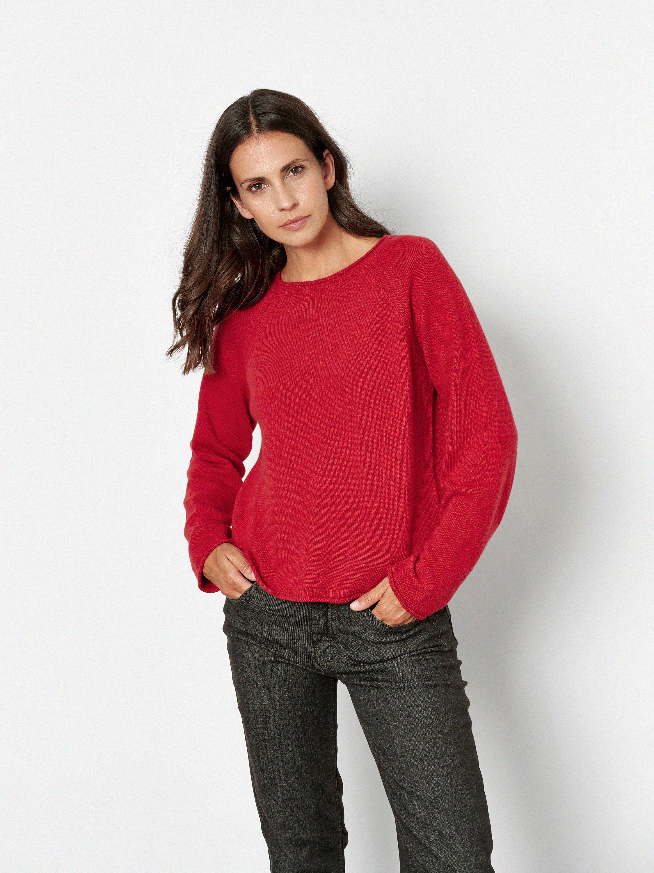 Damenpullover Gaia in Rot, Pulli aus Kaschmir-Mischung, Frontansicht am Model getragen