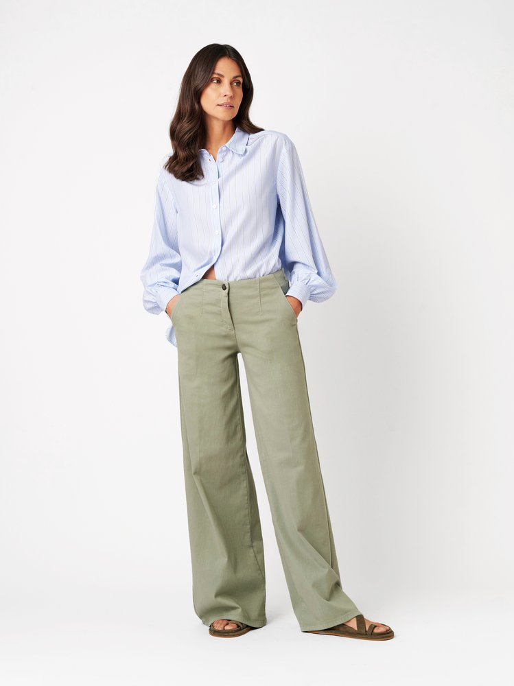 Damenjeans Jenny Wide in khaki, Wide Leg aus Sommerdenim, Outfitansicht am Model