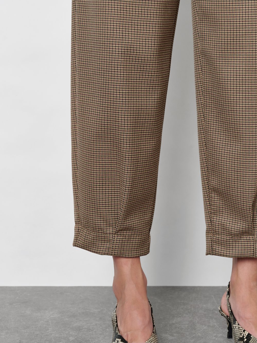 Damenhose Elli Barrel in Camel, barrel-Fit Hose mit feinem Pepitamuster, Detailansicht