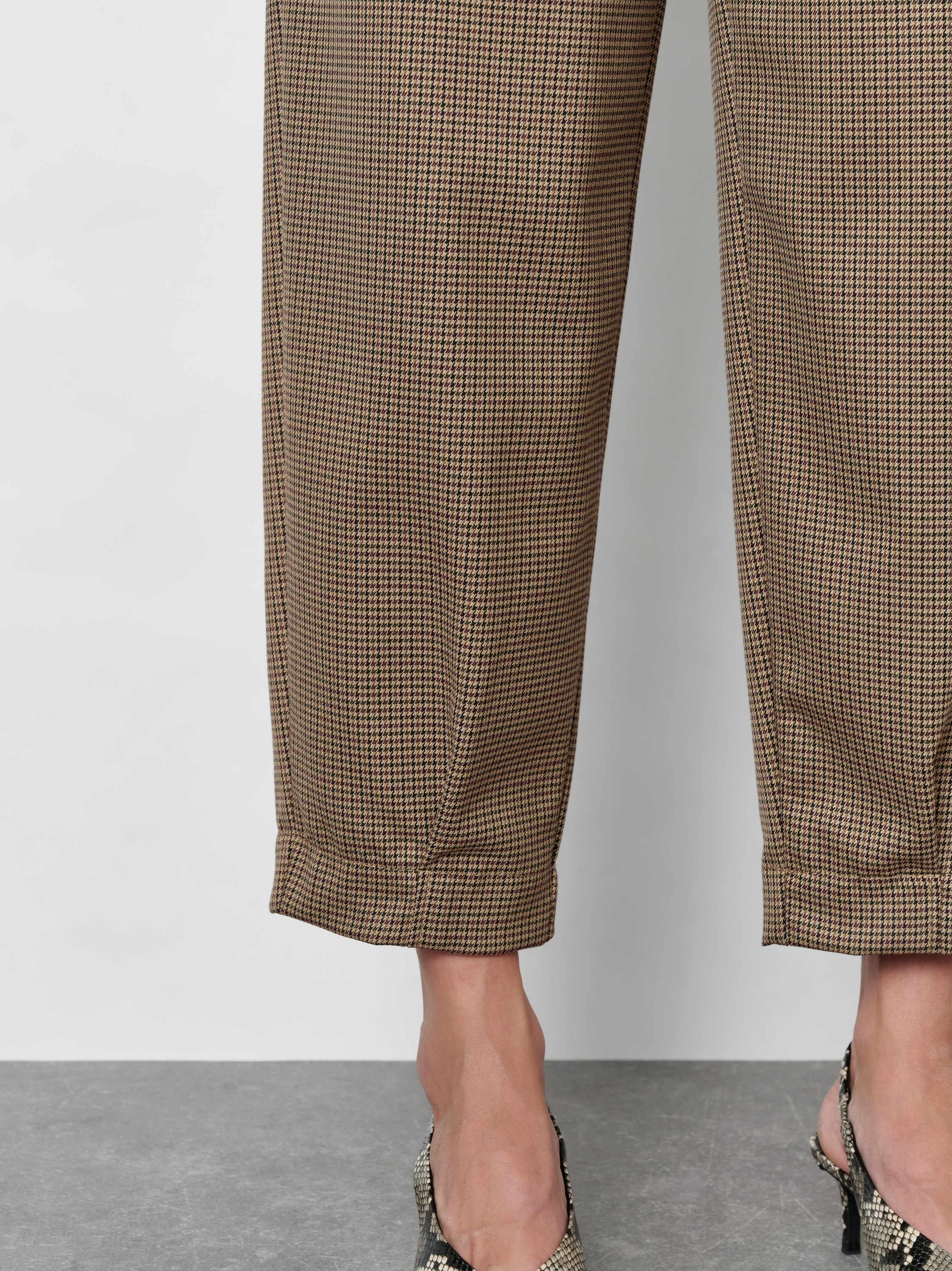 Damenhose Elli Barrel in Camel, barrel-Fit Hose mit feinem Pepitamuster, Detailansicht